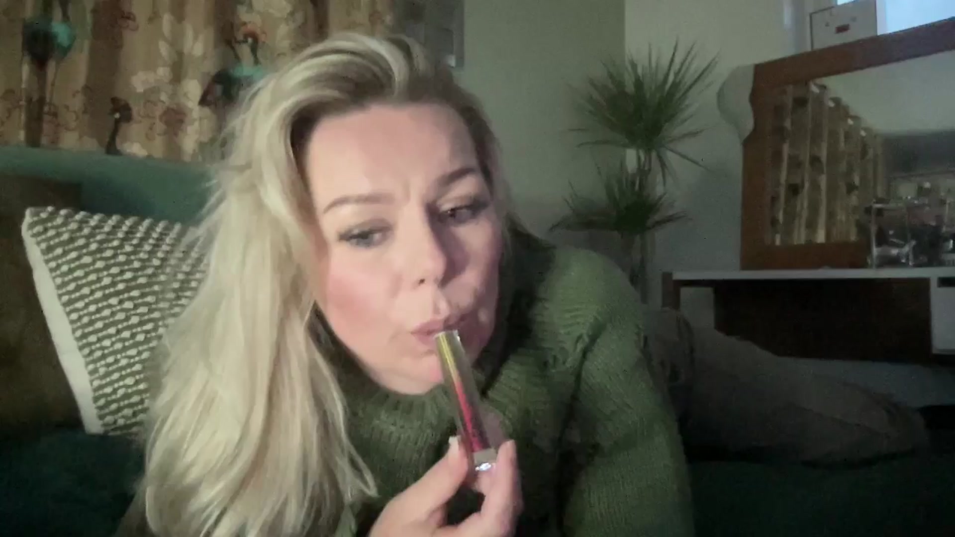 Gallery image thumbnail from Little_L's myfreecams stream on, 05/18/2024, 20:12 image 15 of 20