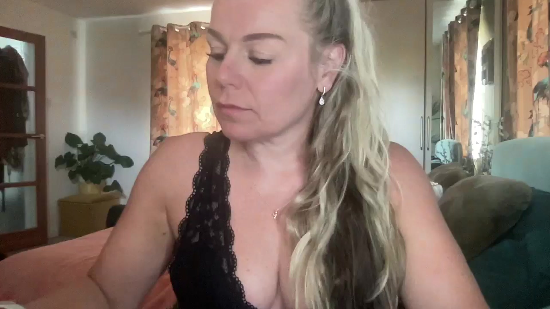 Gallery image thumbnail from Little_L's myfreecams stream on, 06/03/2024, 17:19 image 13 of 20