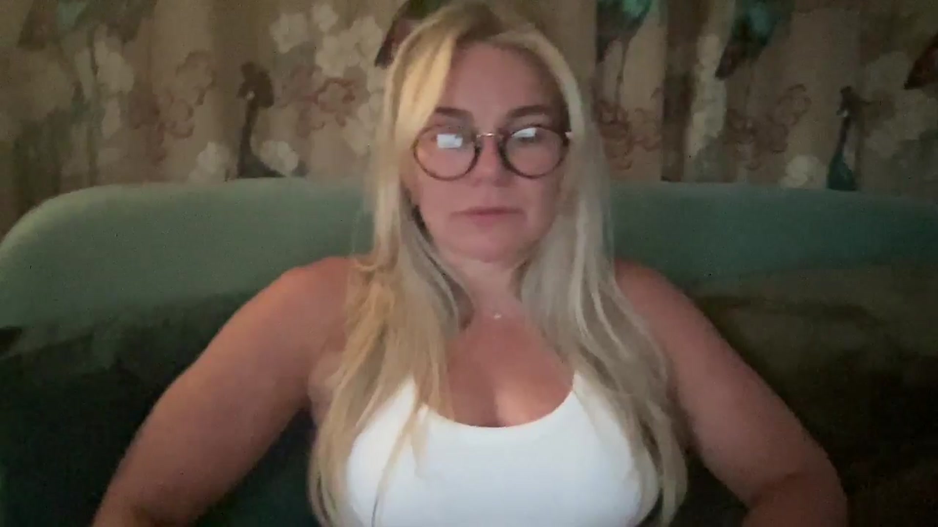 Gallery image thumbnail from Little_L's myfreecams stream on, 06/25/2024, 21:01 image 17 of 20
