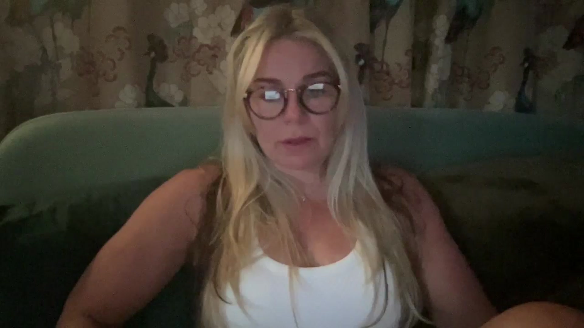 Gallery image thumbnail from Little_L's myfreecams stream on, 06/25/2024, 21:01 image 18 of 20