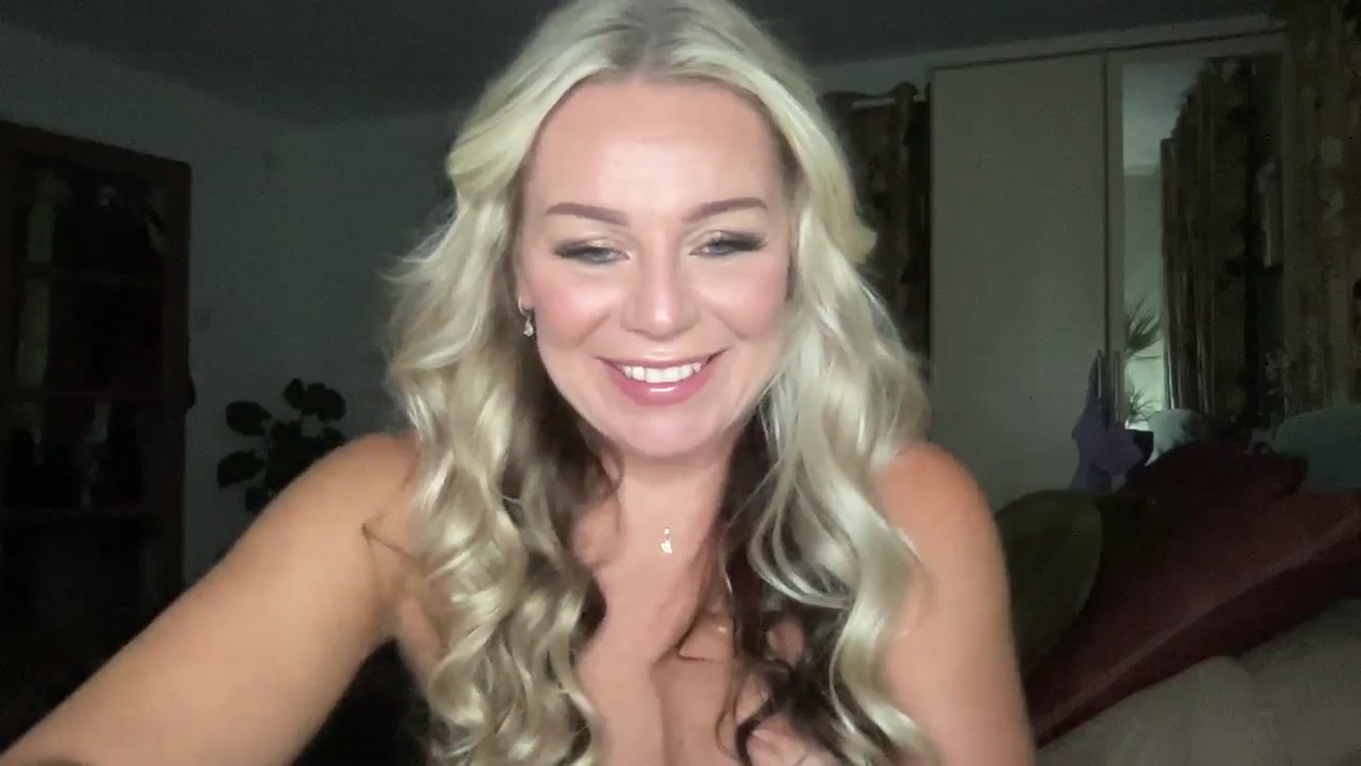 Gallery image thumbnail from Little_L's myfreecams stream on, 07/12/2024, 21:26 image 14 of 20
