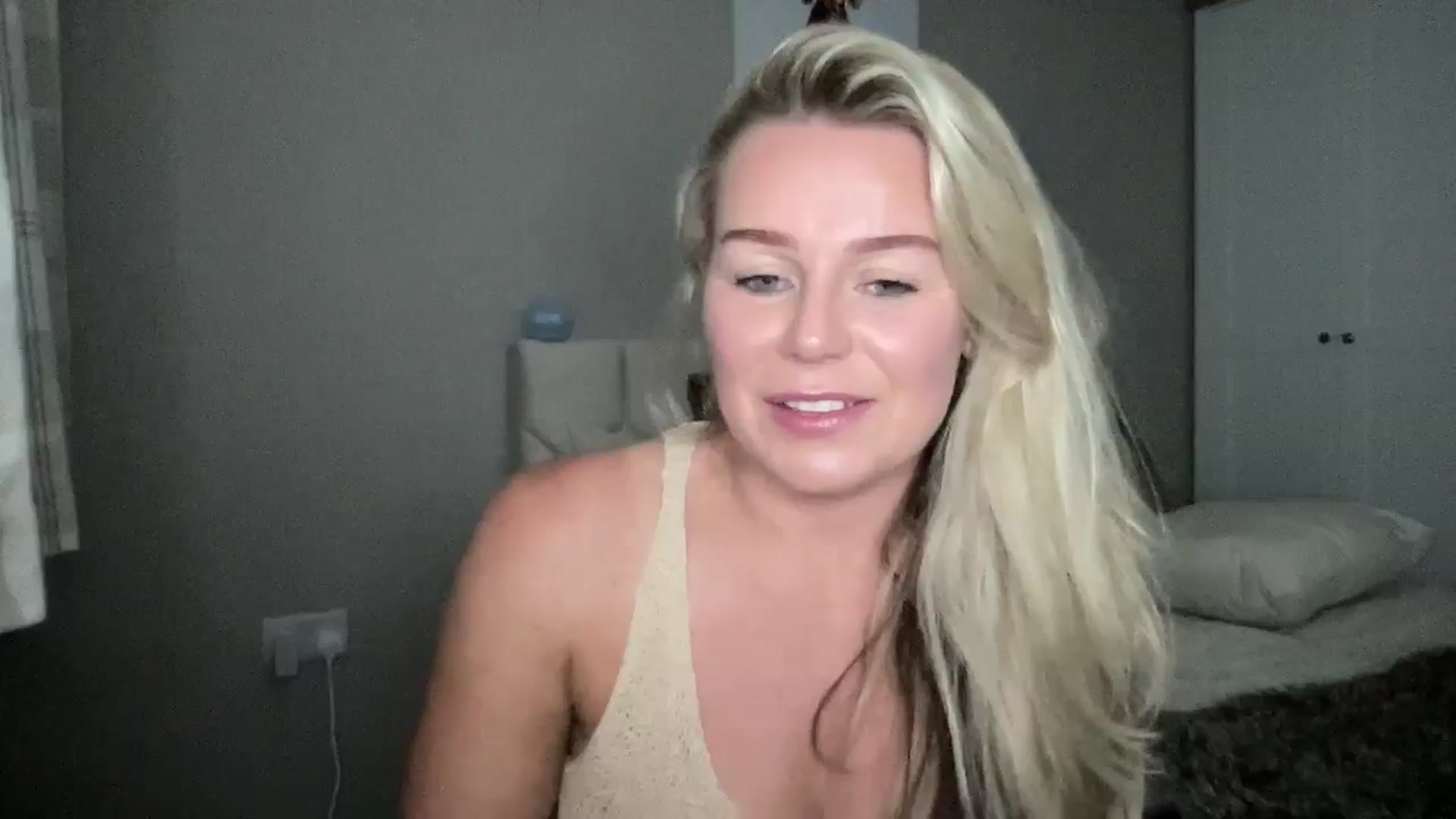 Gallery image thumbnail from Little_L's myfreecams stream on, 08/07/2024, 21:18 image 18 of 20