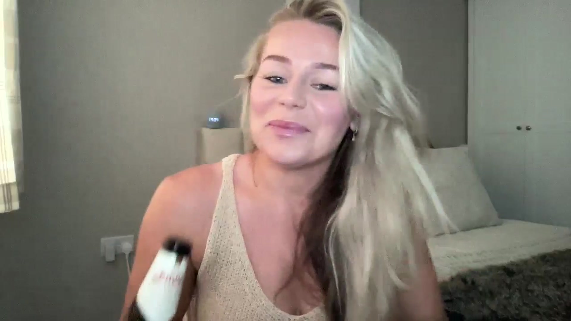 Gallery image thumbnail from Little_L's myfreecams stream on, 08/07/2024, 21:18 image 4 of 20