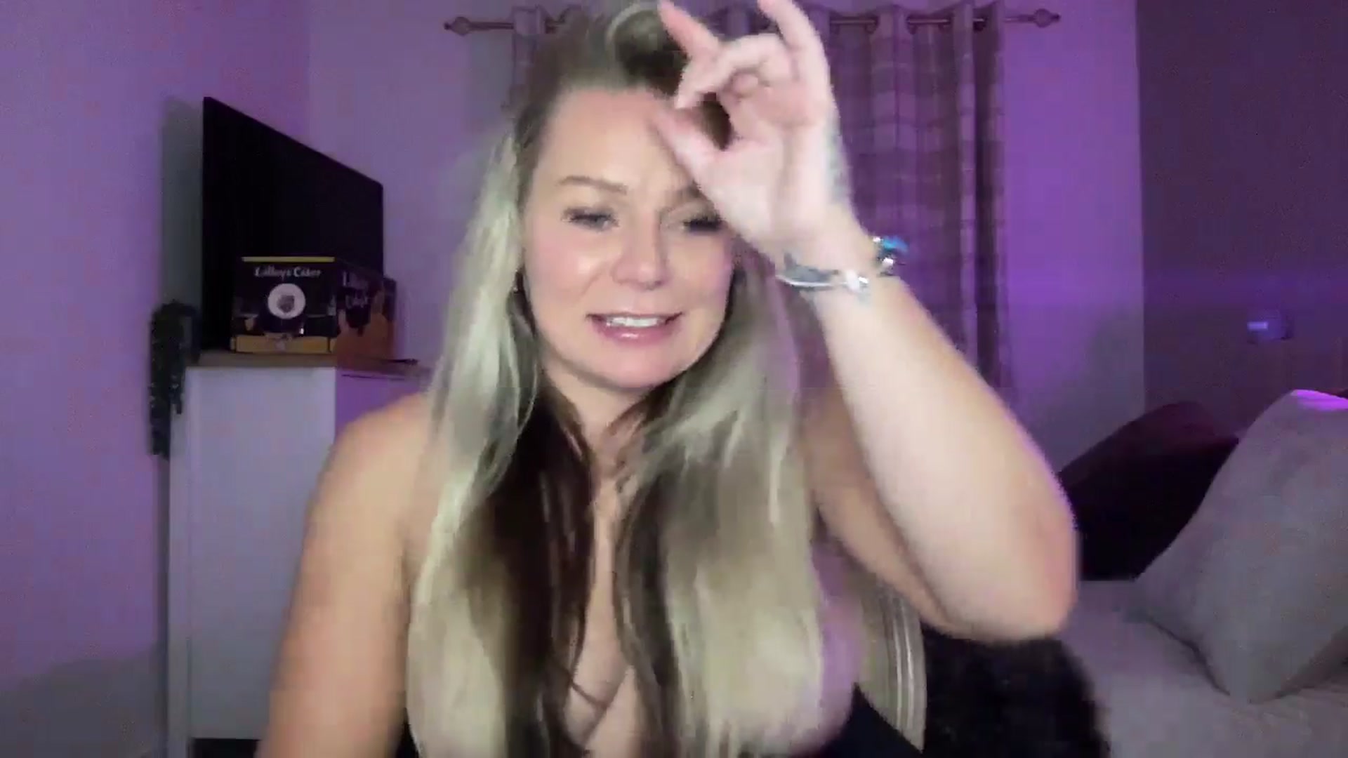 Gallery image thumbnail from Little_L's myfreecams stream on, 08/09/2024, 23:56 image 16 of 20