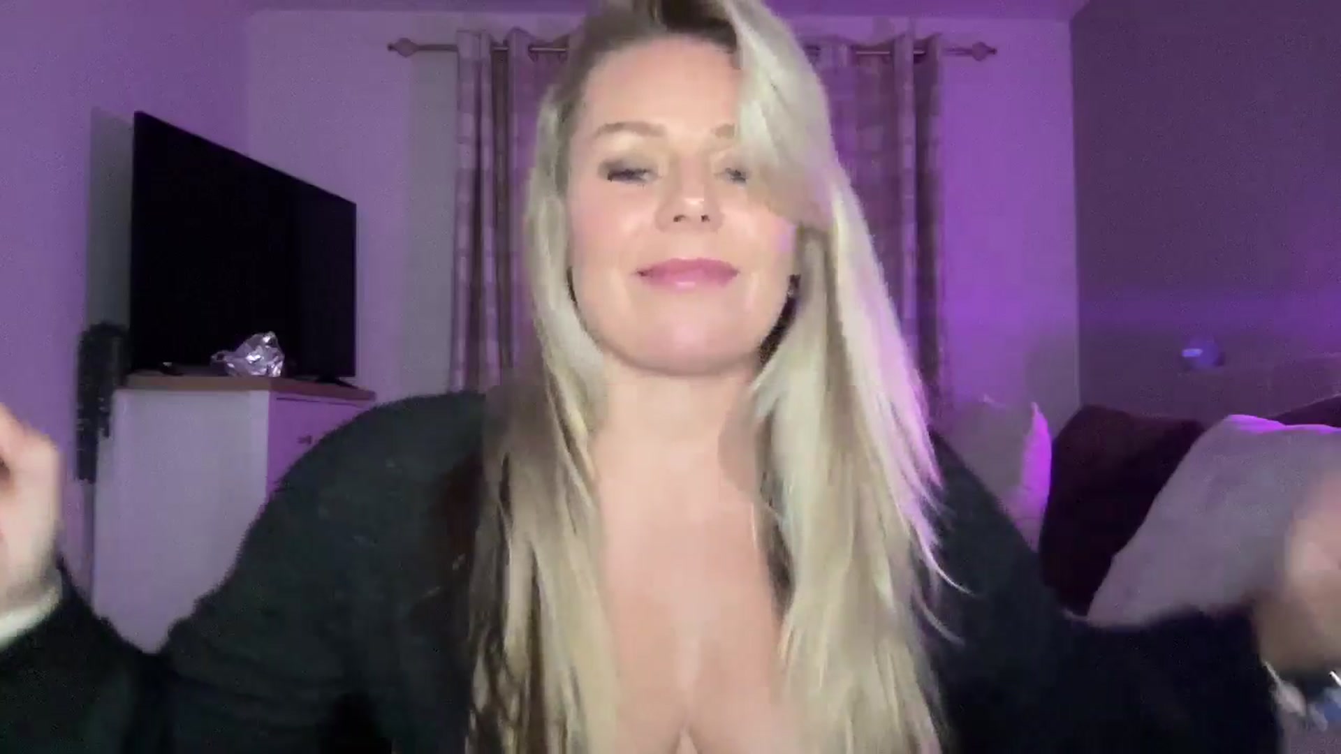 Gallery image thumbnail from Little_L's myfreecams stream on, 08/09/2024, 23:56 image 7 of 20
