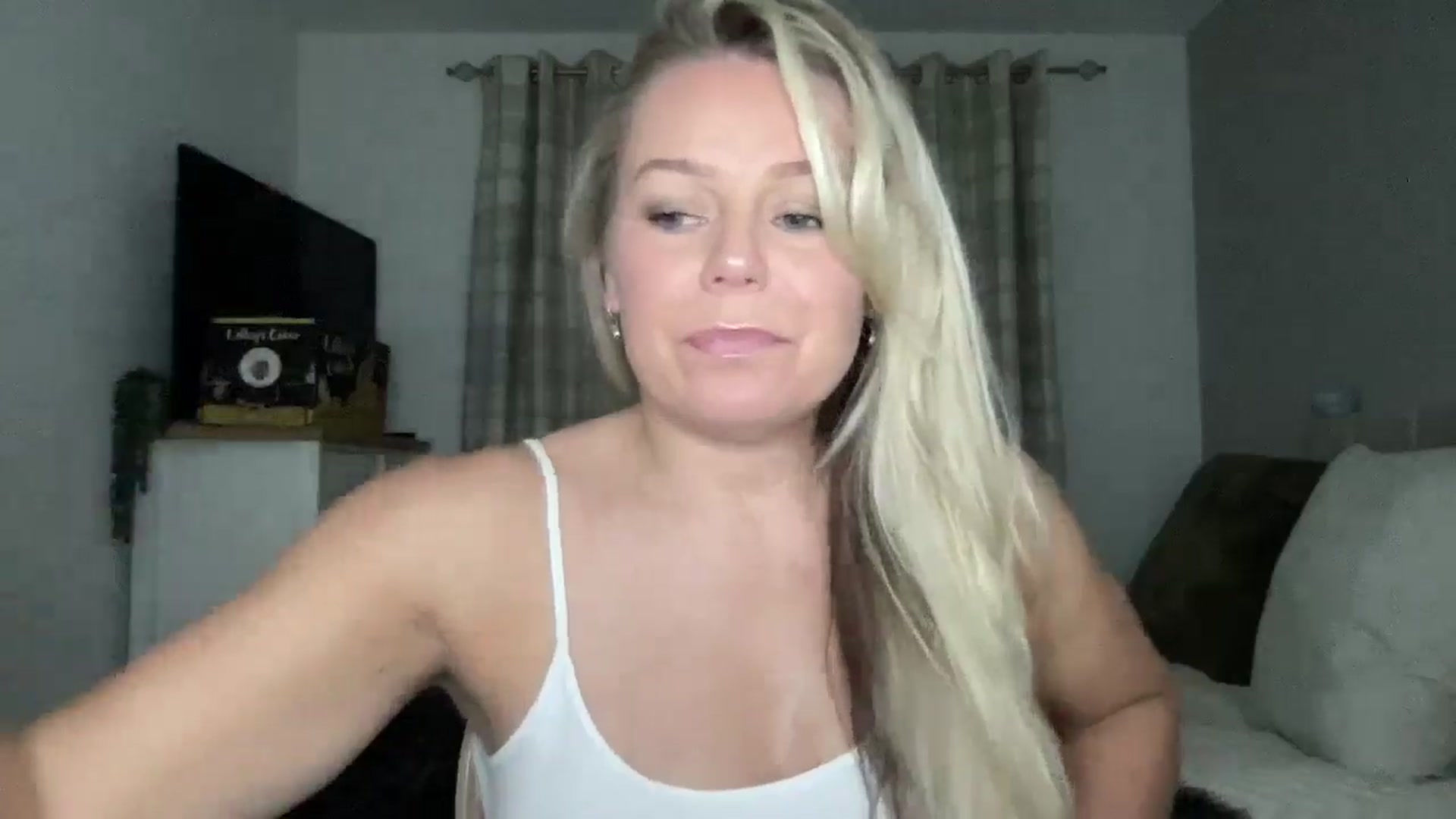 Gallery image thumbnail from Little_L's myfreecams stream on, 08/11/2024, 22:18 image 8 of 20