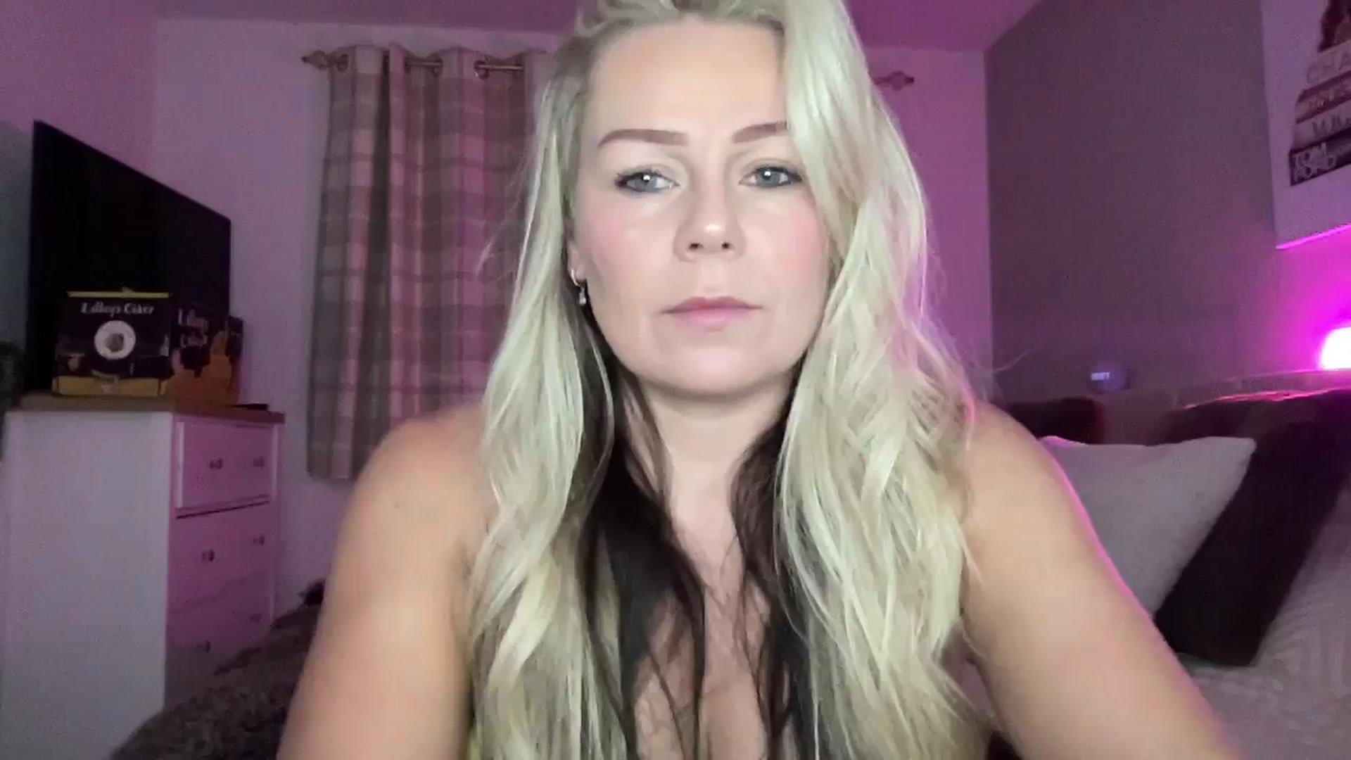 Gallery image thumbnail from Little_L's myfreecams stream on, 08/14/2024, 21:16 image 13 of 20