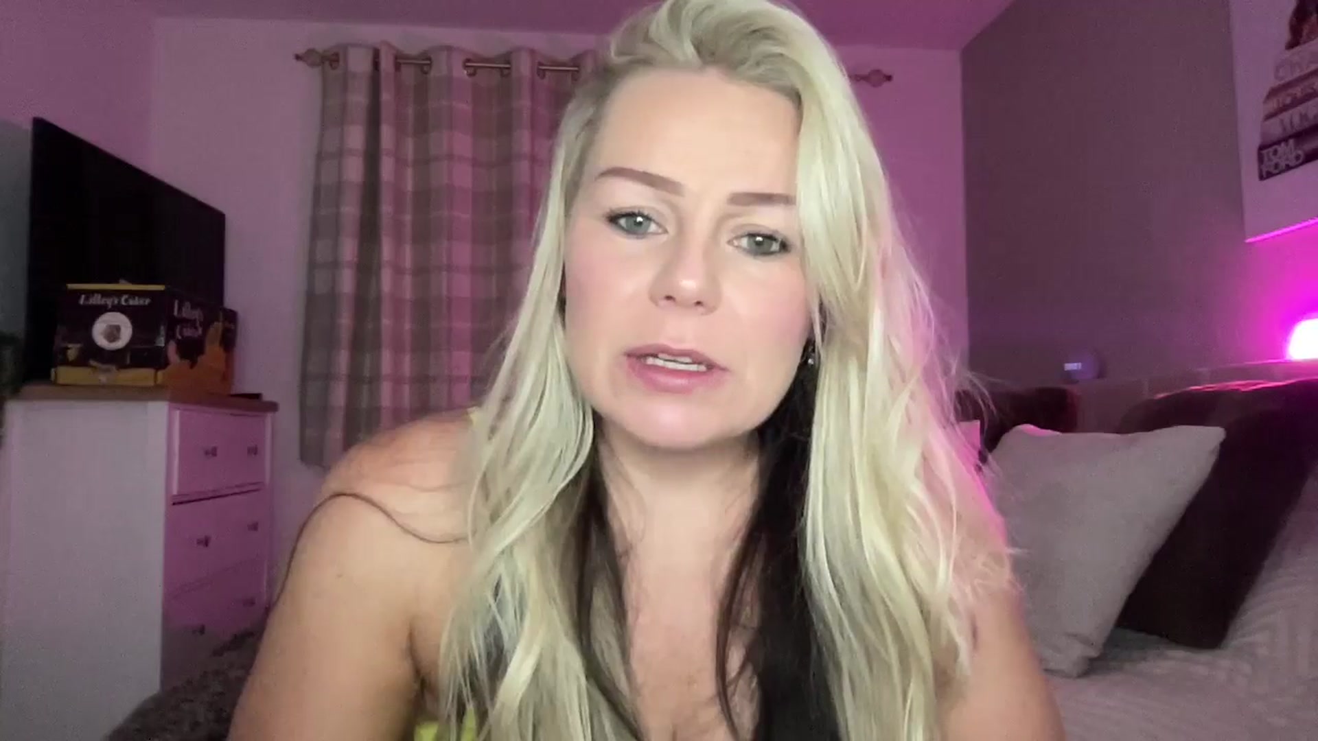 Gallery image thumbnail from Little_L's myfreecams stream on, 08/14/2024, 21:16 image 6 of 20