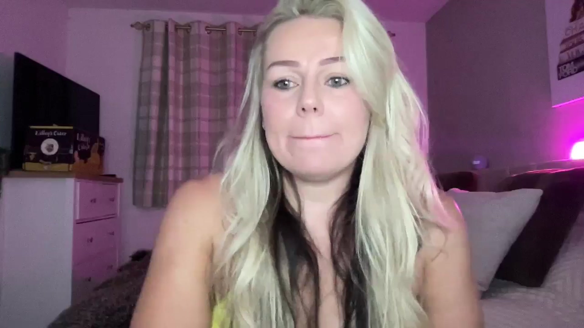 Gallery image thumbnail from Little_L's myfreecams stream on, 08/14/2024, 21:16 image 15 of 20