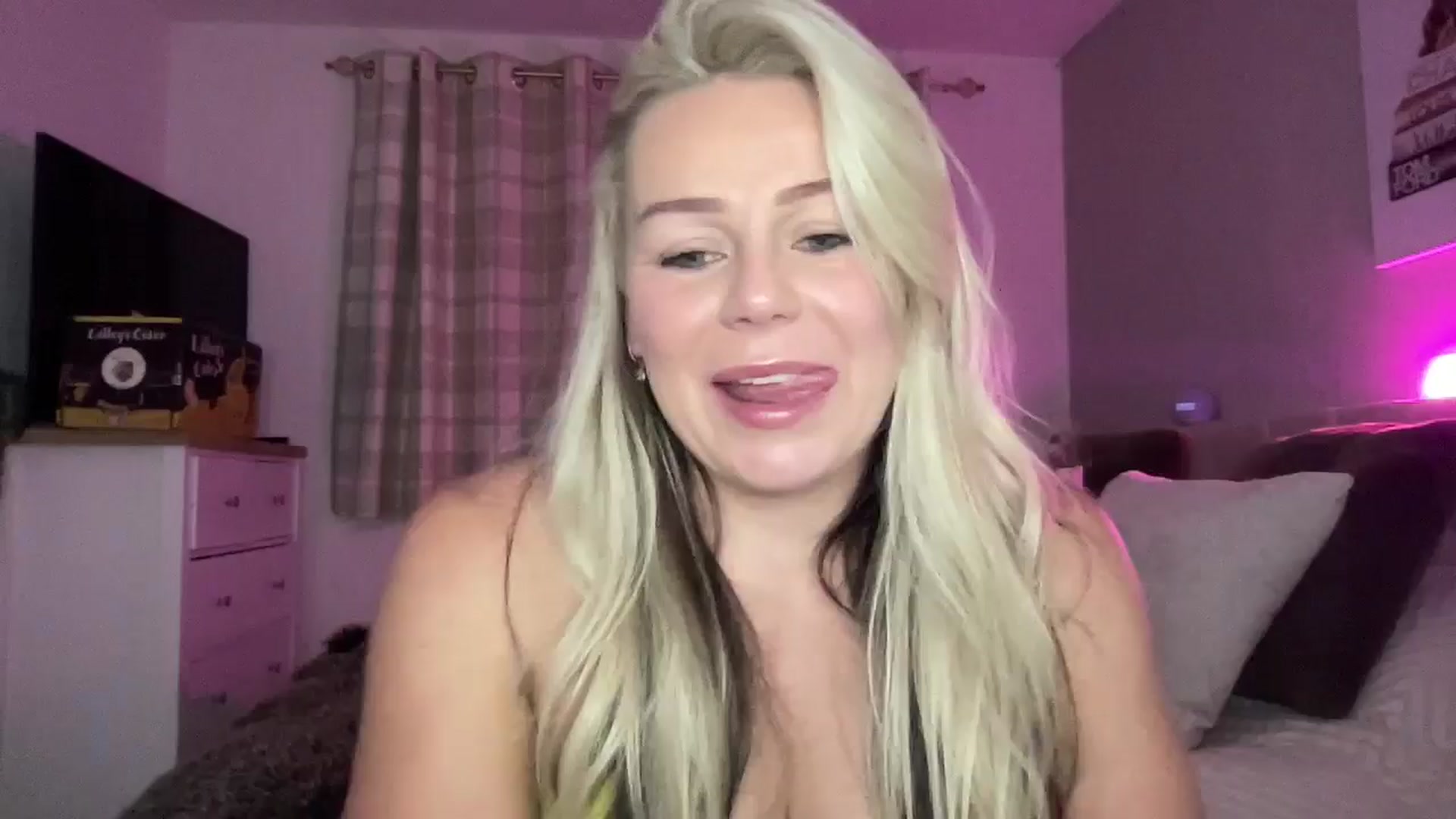 Gallery image thumbnail from Little_L's myfreecams stream on, 08/14/2024, 23:07 image 6 of 20