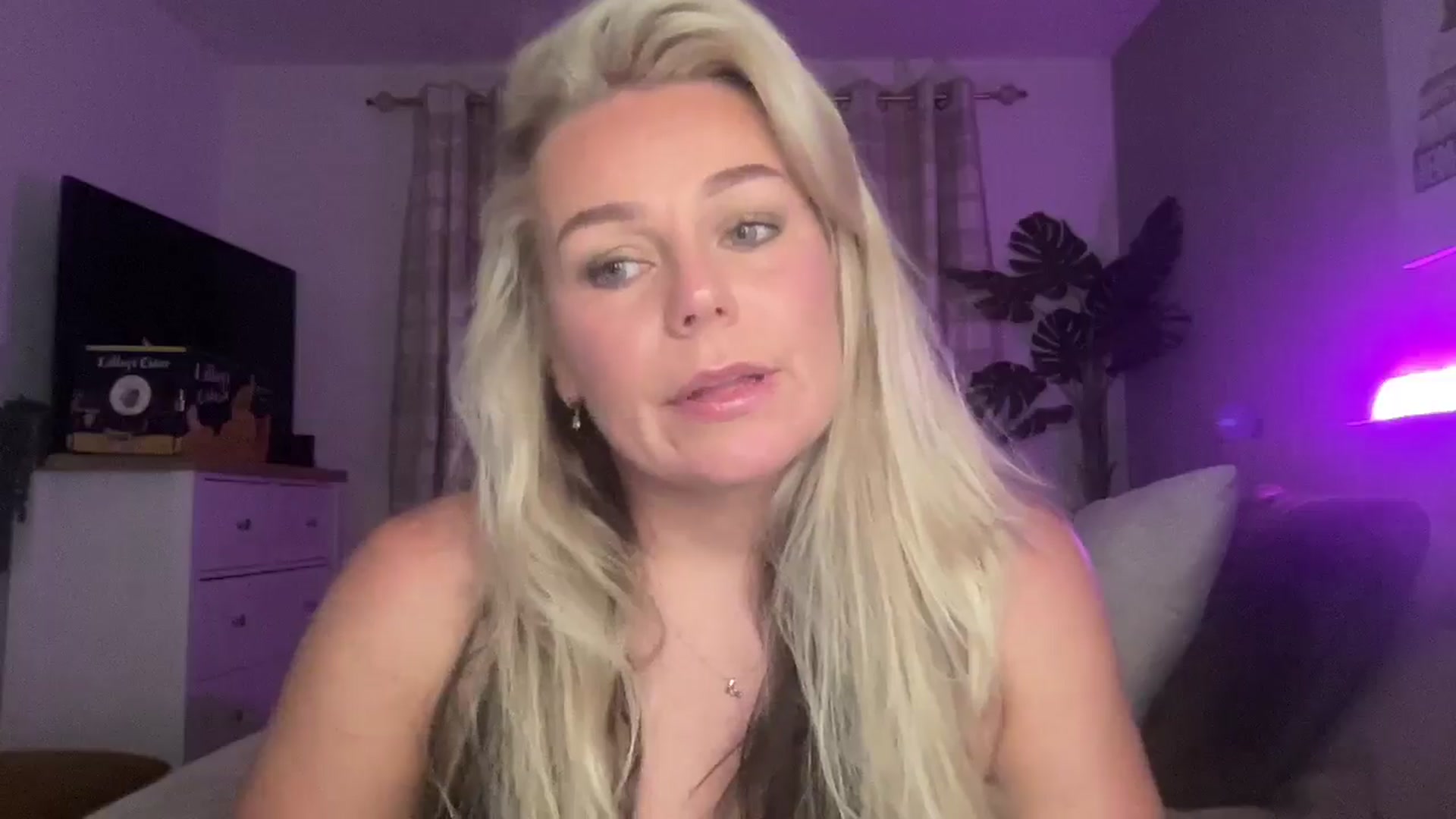 Gallery image thumbnail from Little_L's myfreecams stream on, 08/17/2024, 20:52 image 19 of 20