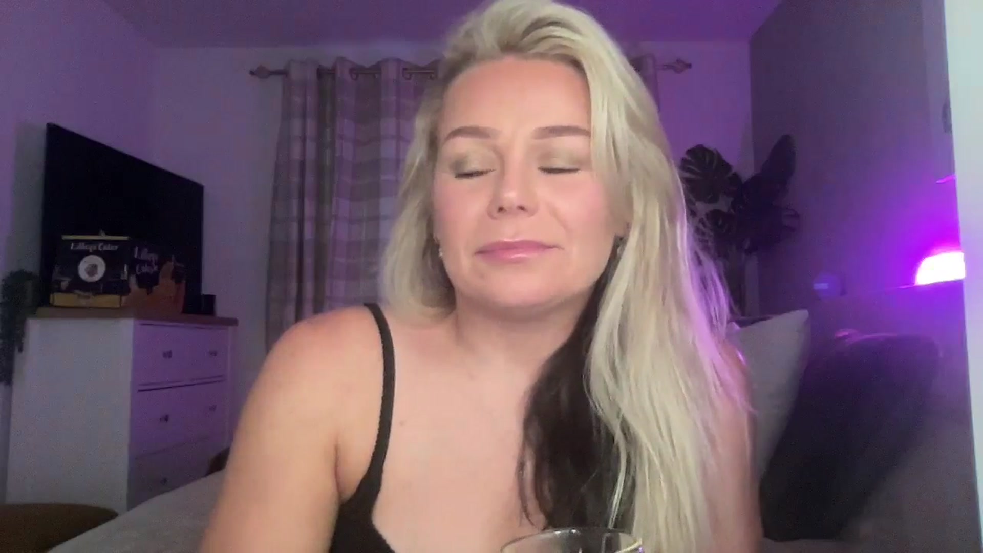 Gallery image thumbnail from Little_L's myfreecams stream on, 08/17/2024, 20:52 image 5 of 20