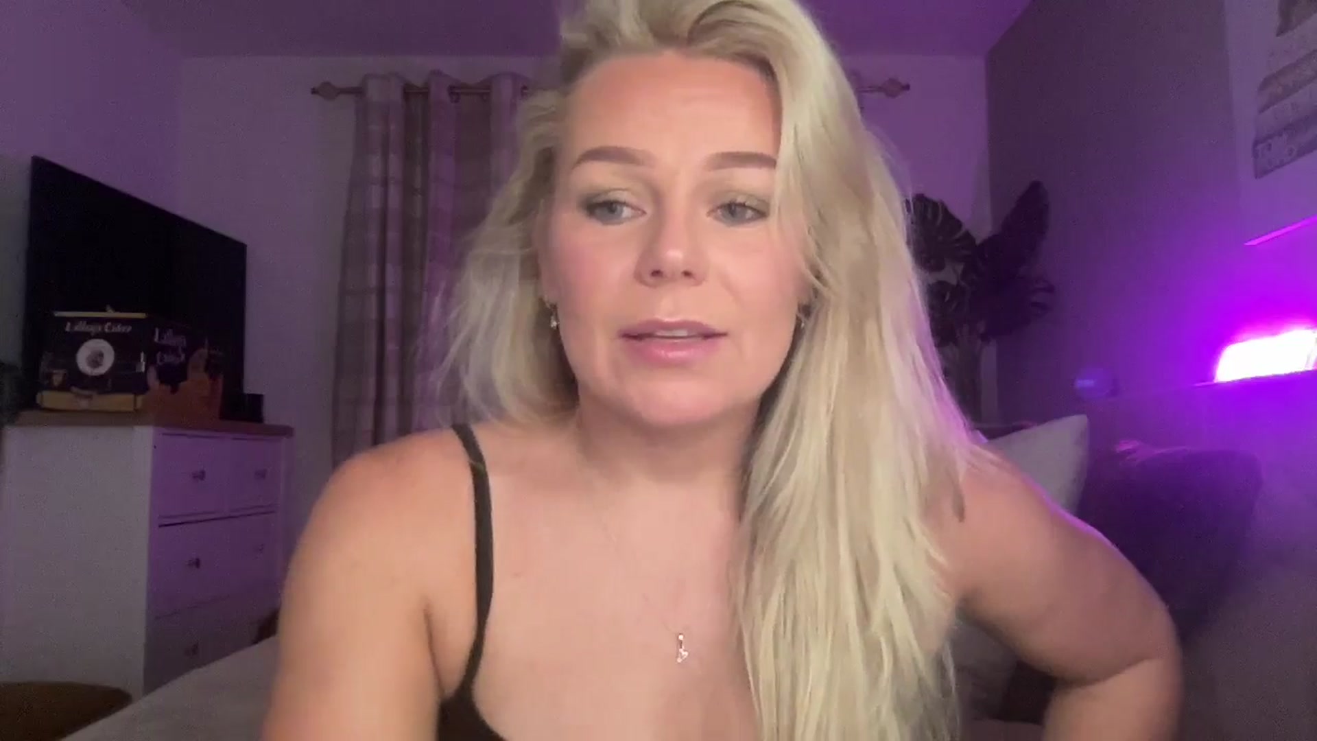 Gallery image thumbnail from Little_L's myfreecams stream on, 08/17/2024, 20:52 image 11 of 20