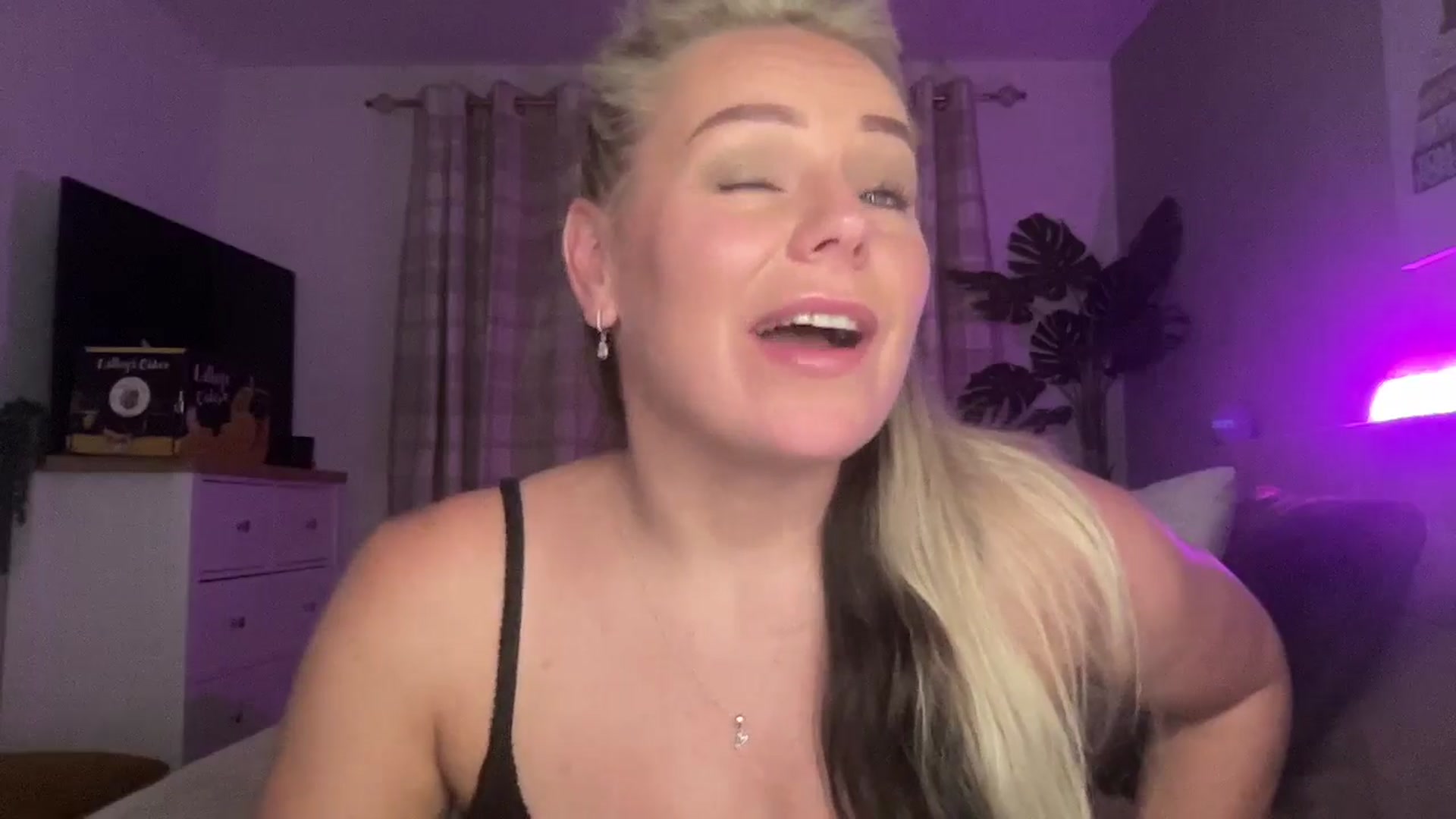 Gallery image thumbnail from Little_L's myfreecams stream on, 08/17/2024, 21:54 image 2 of 20