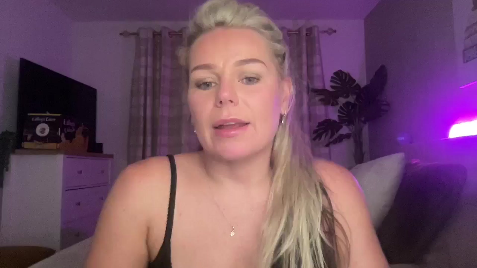 Gallery image thumbnail from Little_L's myfreecams stream on, 08/17/2024, 21:54 image 11 of 20