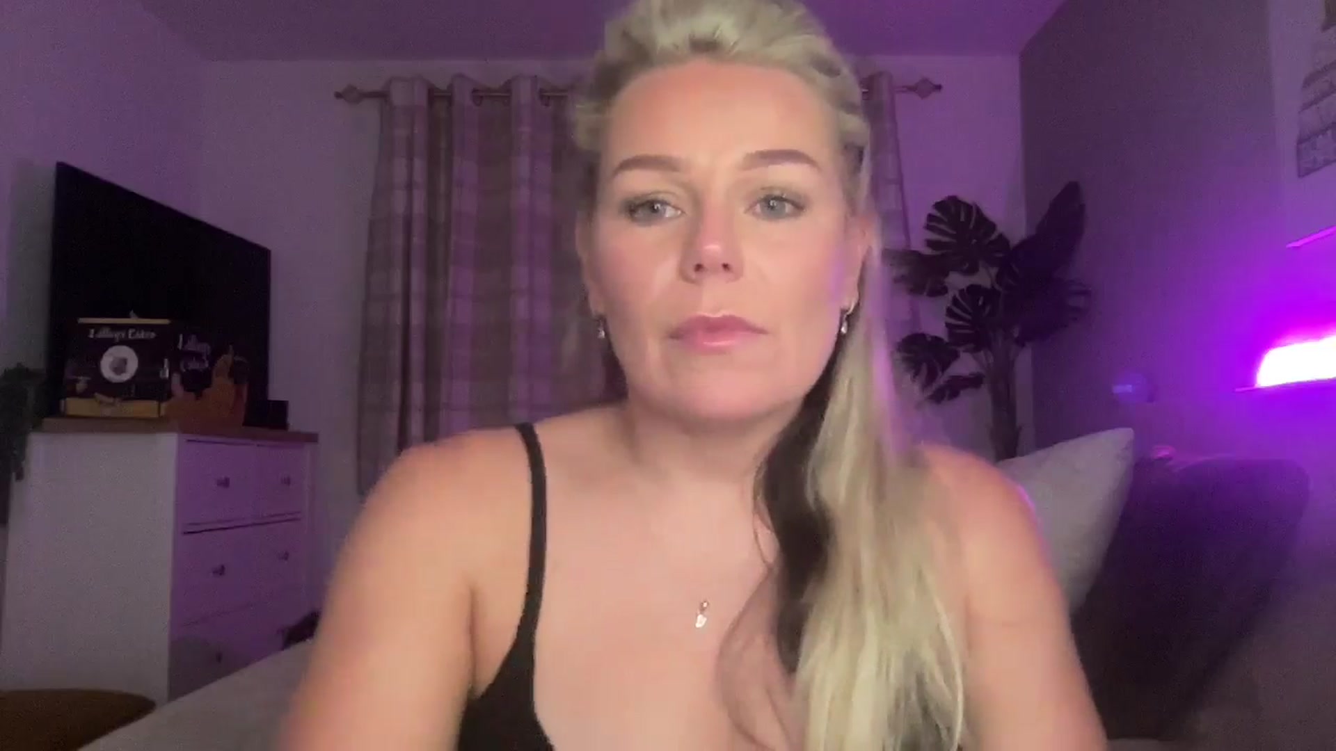 Gallery image thumbnail from Little_L's myfreecams stream on, 08/17/2024, 21:54 image 13 of 20