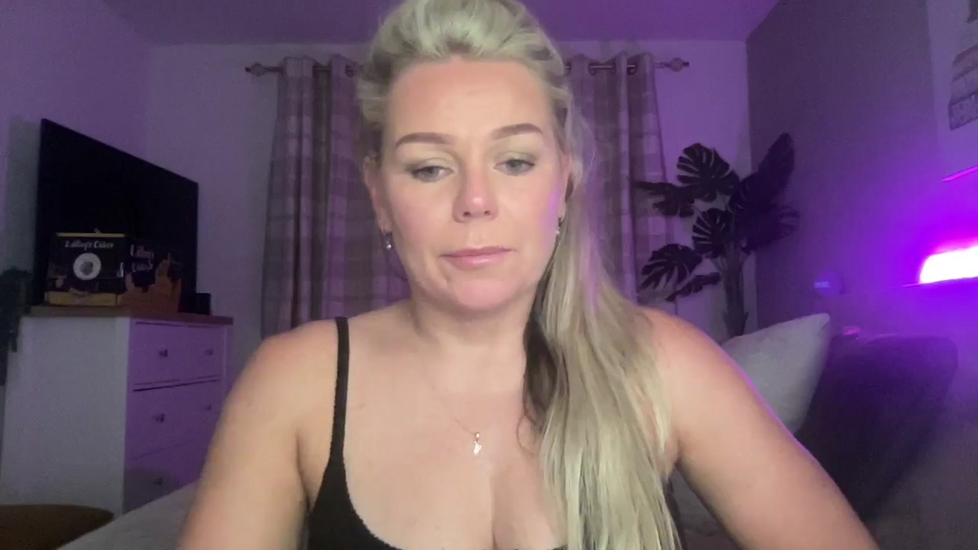 Gallery image thumbnail from Little_L's myfreecams stream on, 08/17/2024, 21:54 image 6 of 20
