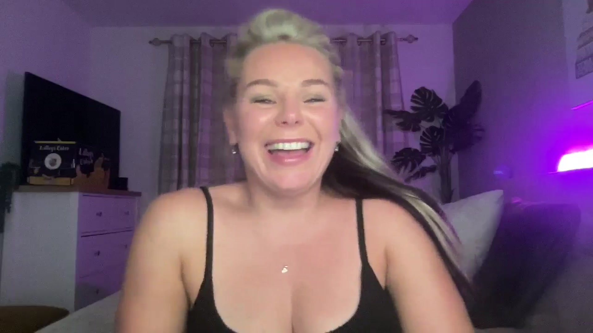 Gallery image thumbnail from Little_L's myfreecams stream on, 08/17/2024, 21:54 image 9 of 20