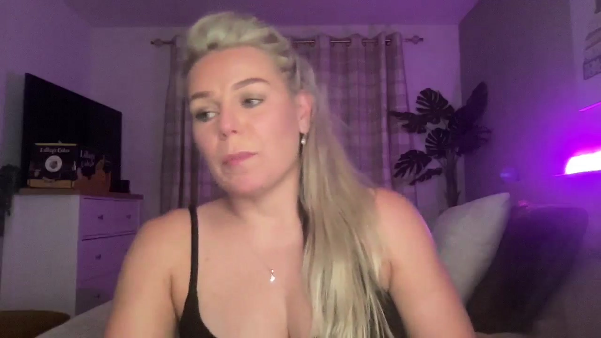 Gallery image thumbnail from Little_L's myfreecams stream on, 08/17/2024, 21:54 image 5 of 20