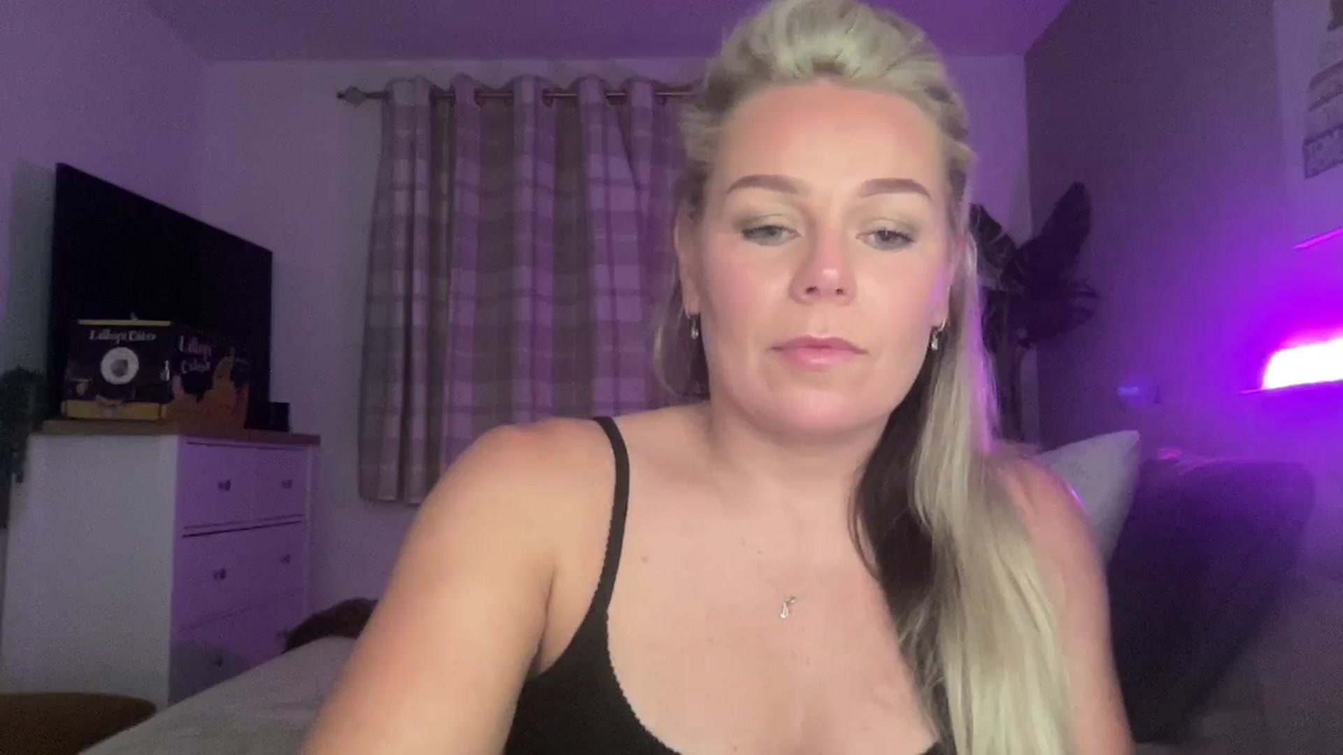 Gallery image thumbnail from Little_L's myfreecams stream on, 08/17/2024, 21:54 image 14 of 20