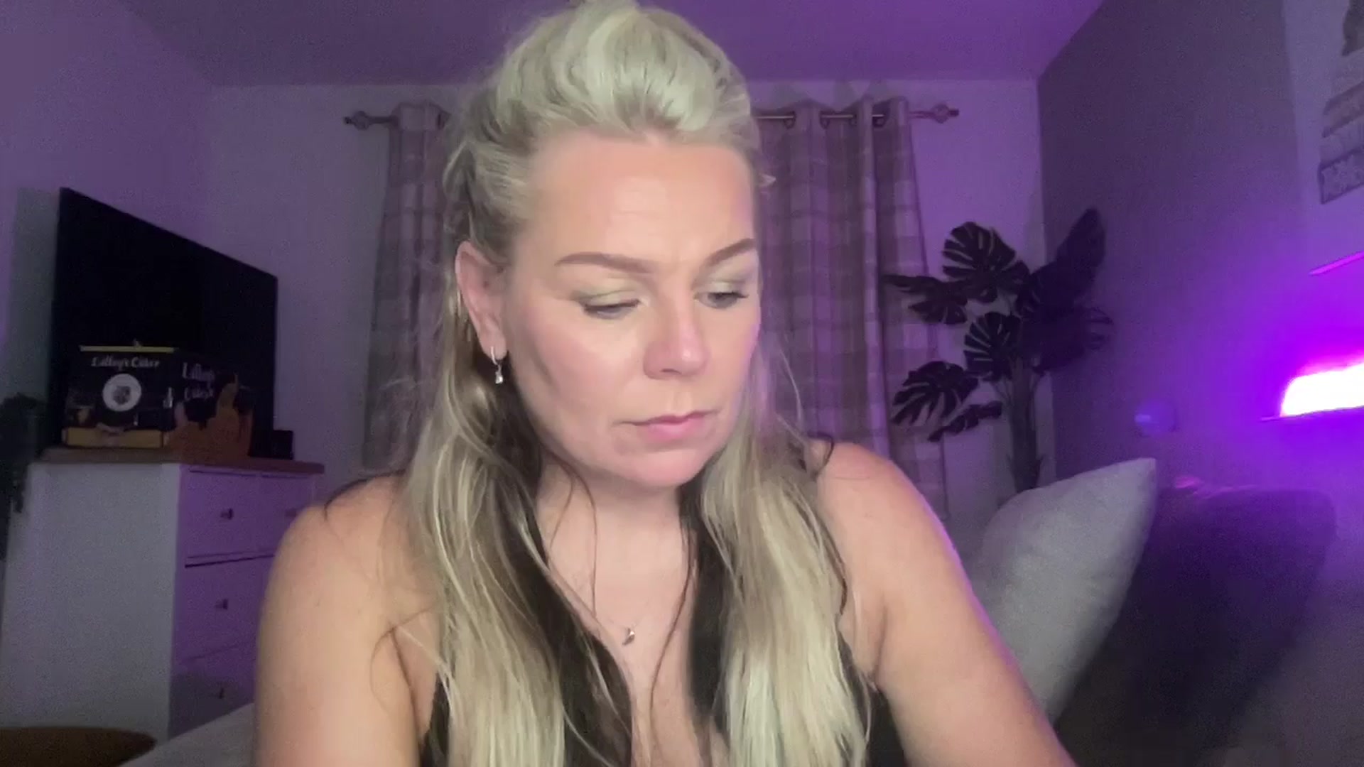 Gallery image thumbnail from Little_L's myfreecams stream on, 08/17/2024, 22:22 image 7 of 20