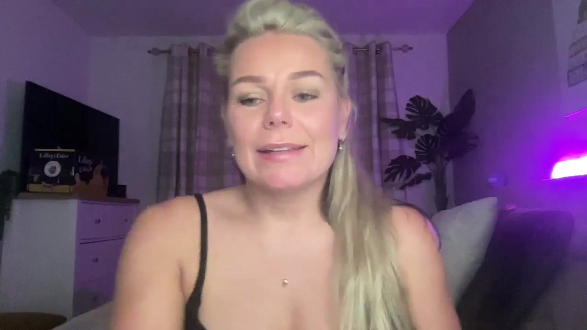Gallery image thumbnail from Little_L's myfreecams stream on, 08/17/2024, 22:22 image 11 of 20