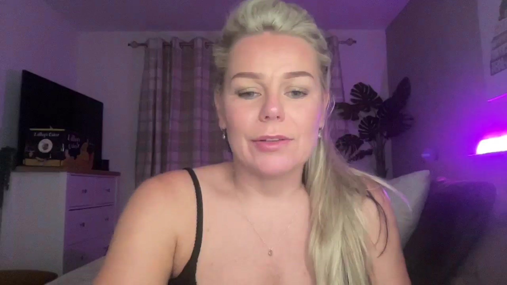 Gallery image thumbnail from Little_L's myfreecams stream on, 08/17/2024, 22:22 image 10 of 20