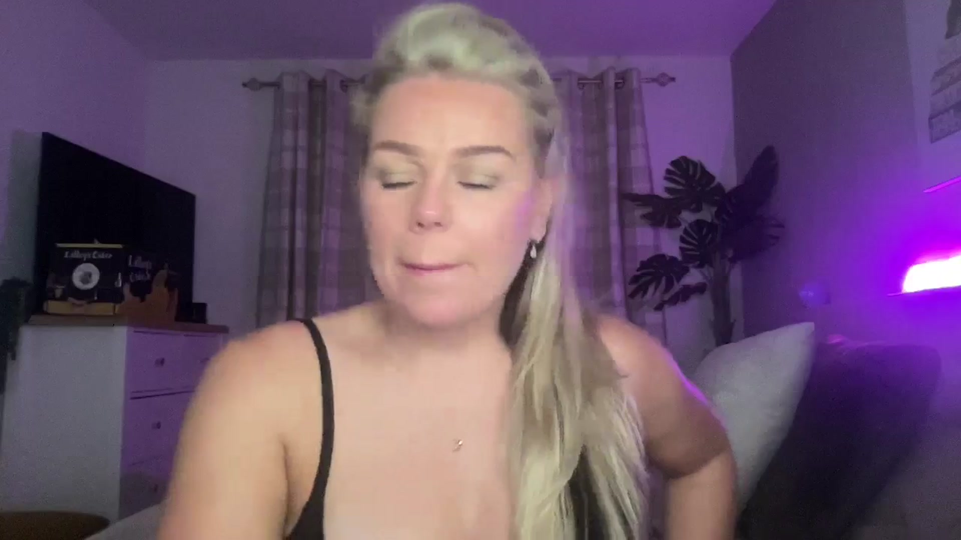 Gallery image thumbnail from Little_L's myfreecams stream on, 08/17/2024, 22:22 image 8 of 20