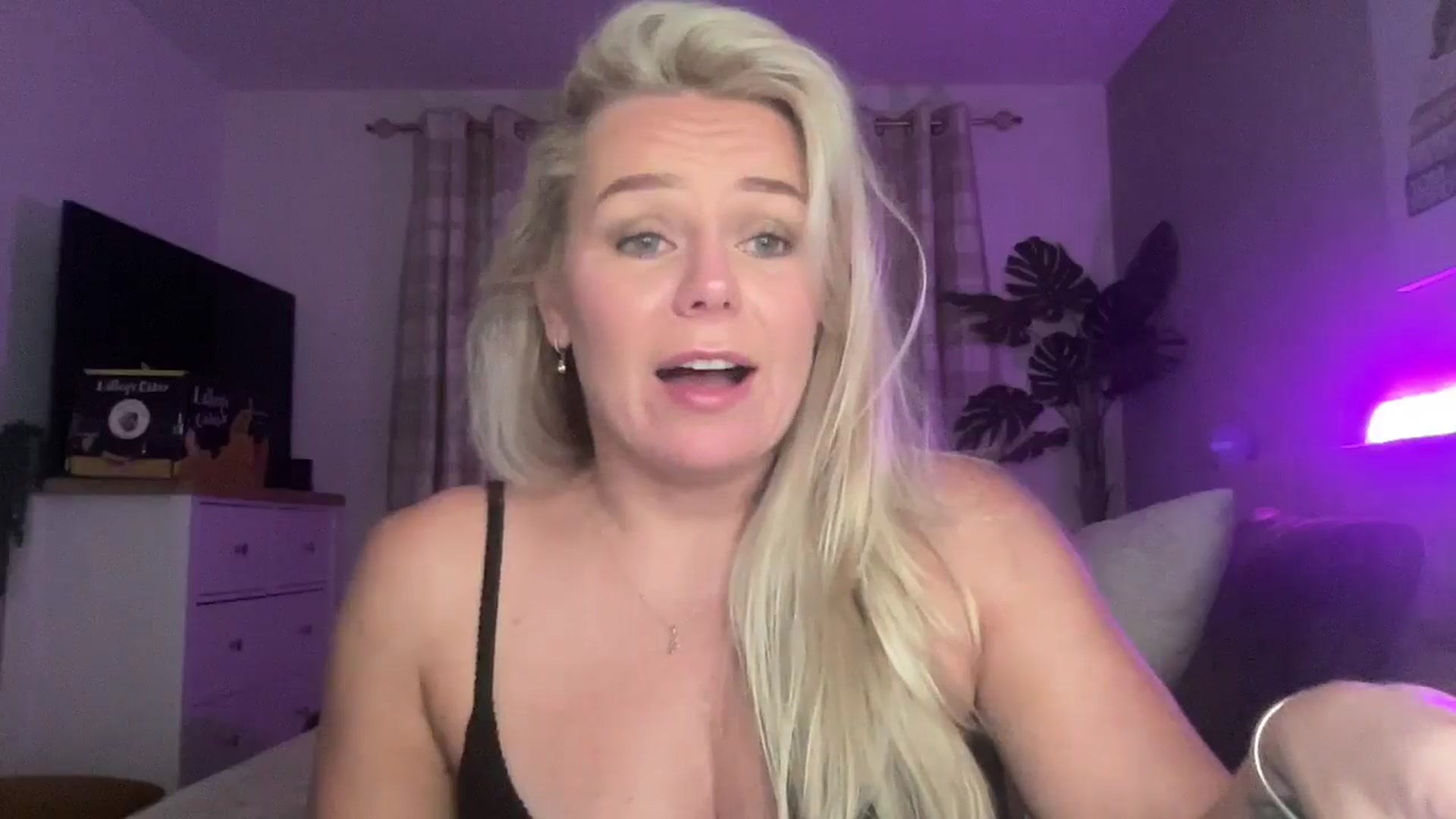 Gallery image thumbnail from Little_L's myfreecams stream on, 08/17/2024, 23:35 image 11 of 20