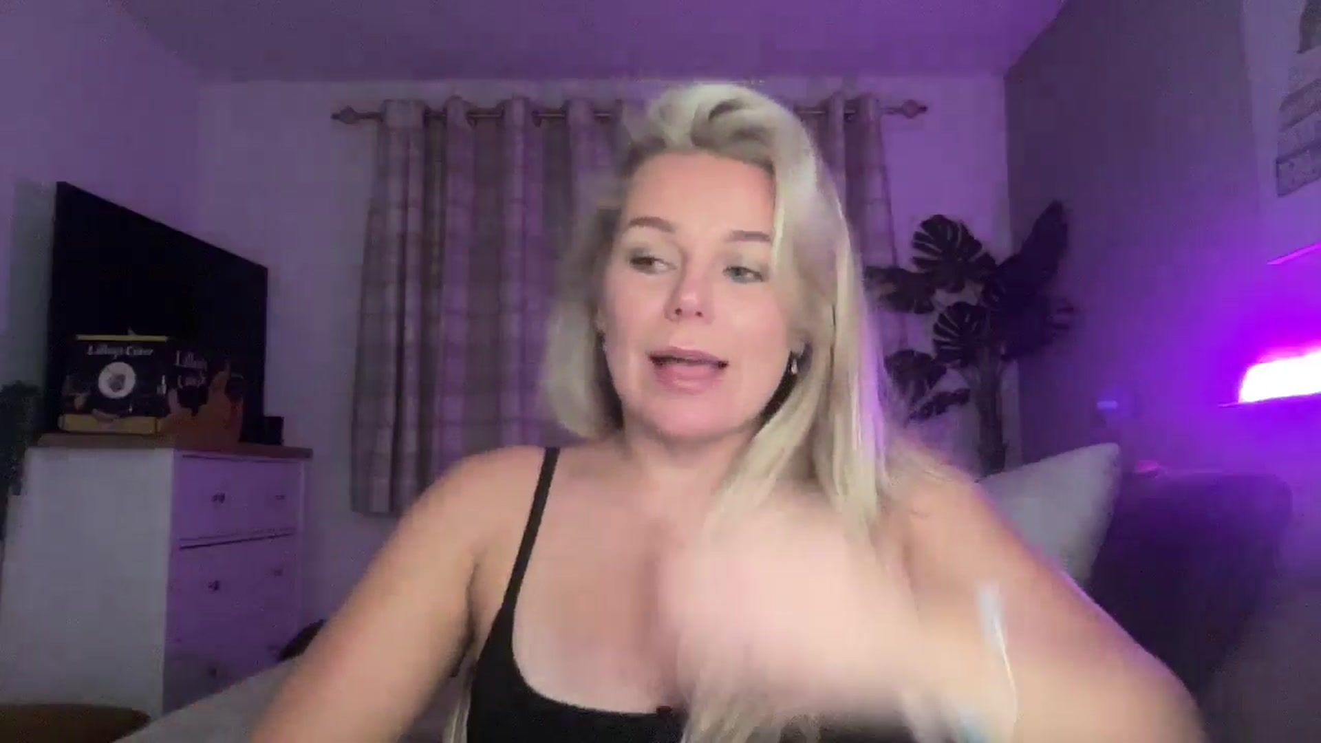 Gallery image thumbnail from Little_L's myfreecams stream on, 08/17/2024, 23:35 image 9 of 20