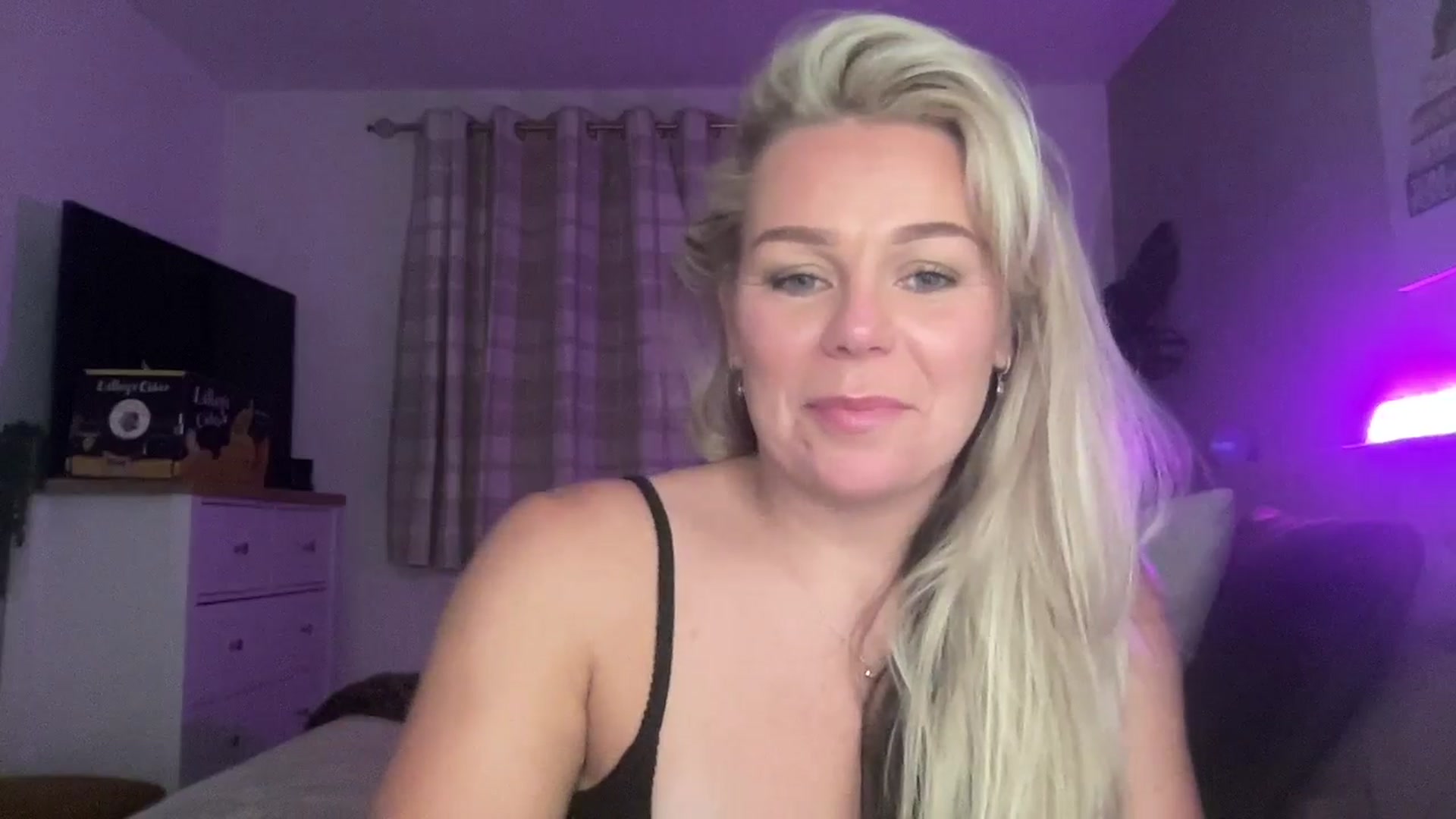 Gallery image thumbnail from Little_L's myfreecams stream on, 08/17/2024, 23:35 image 4 of 20