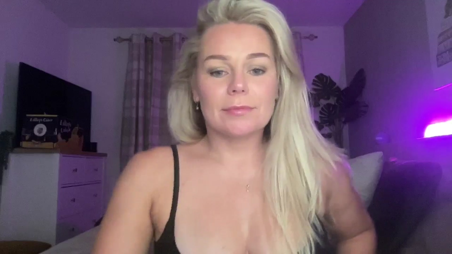 Gallery image thumbnail from Little_L's myfreecams stream on, 08/17/2024, 23:35 image 7 of 20