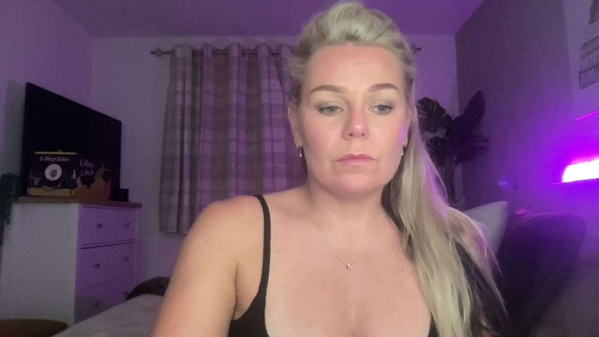 Gallery image thumbnail from Little_L's myfreecams stream on, 08/17/2024, 23:35 image 3 of 20