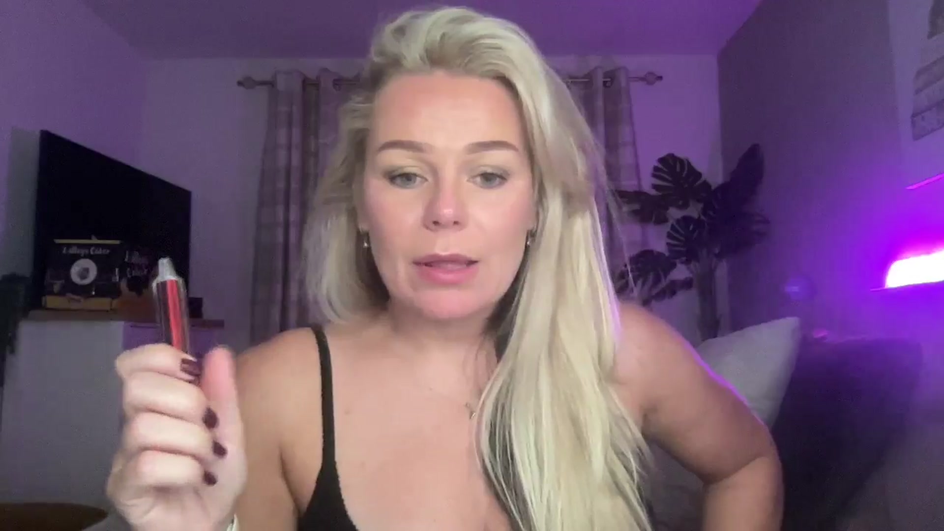 Gallery image thumbnail from Little_L's myfreecams stream on, 08/17/2024, 23:35 image 12 of 20