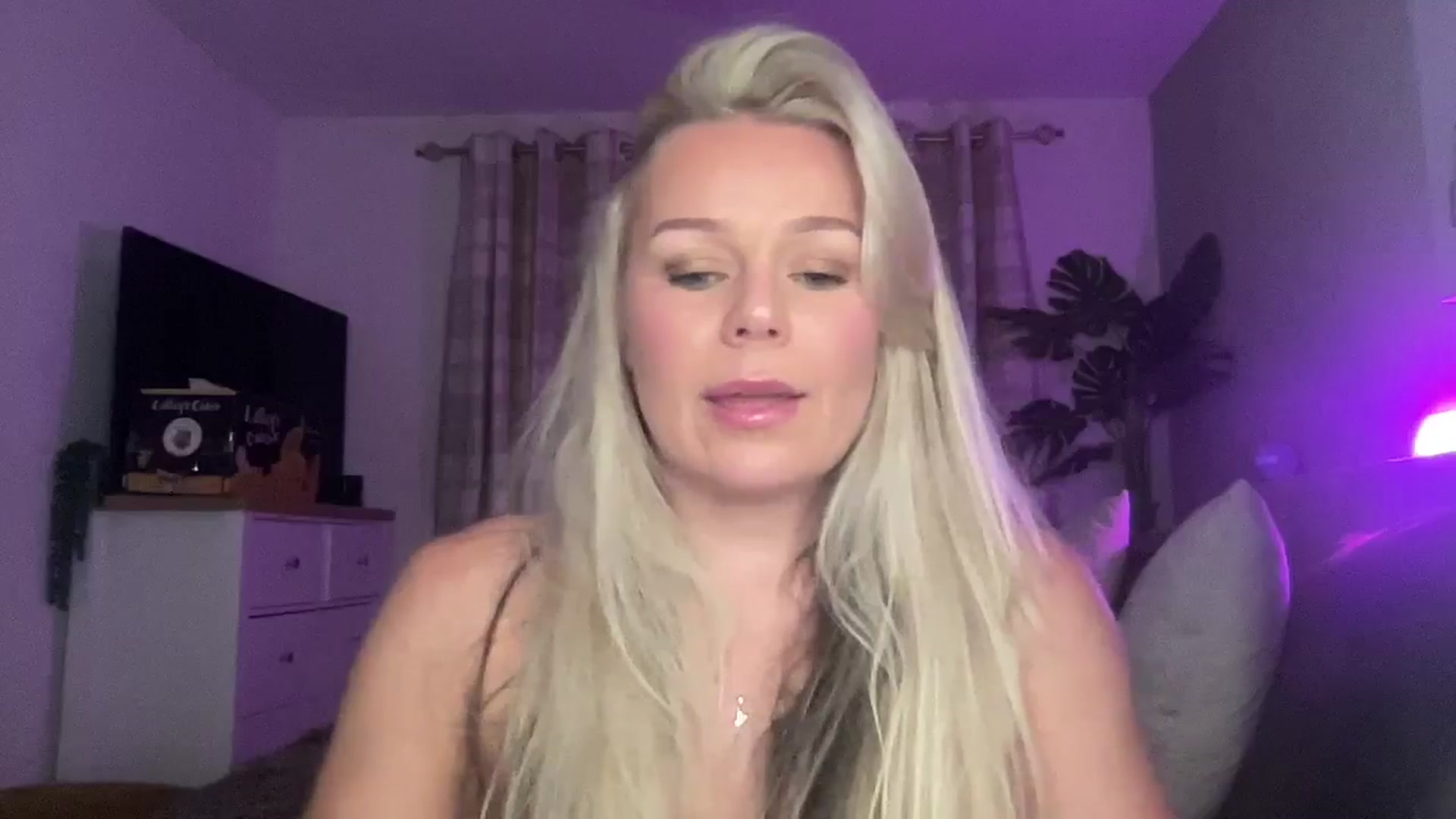Gallery image thumbnail from Little_L's myfreecams stream on, 08/18/2024, 22:28 image 17 of 20
