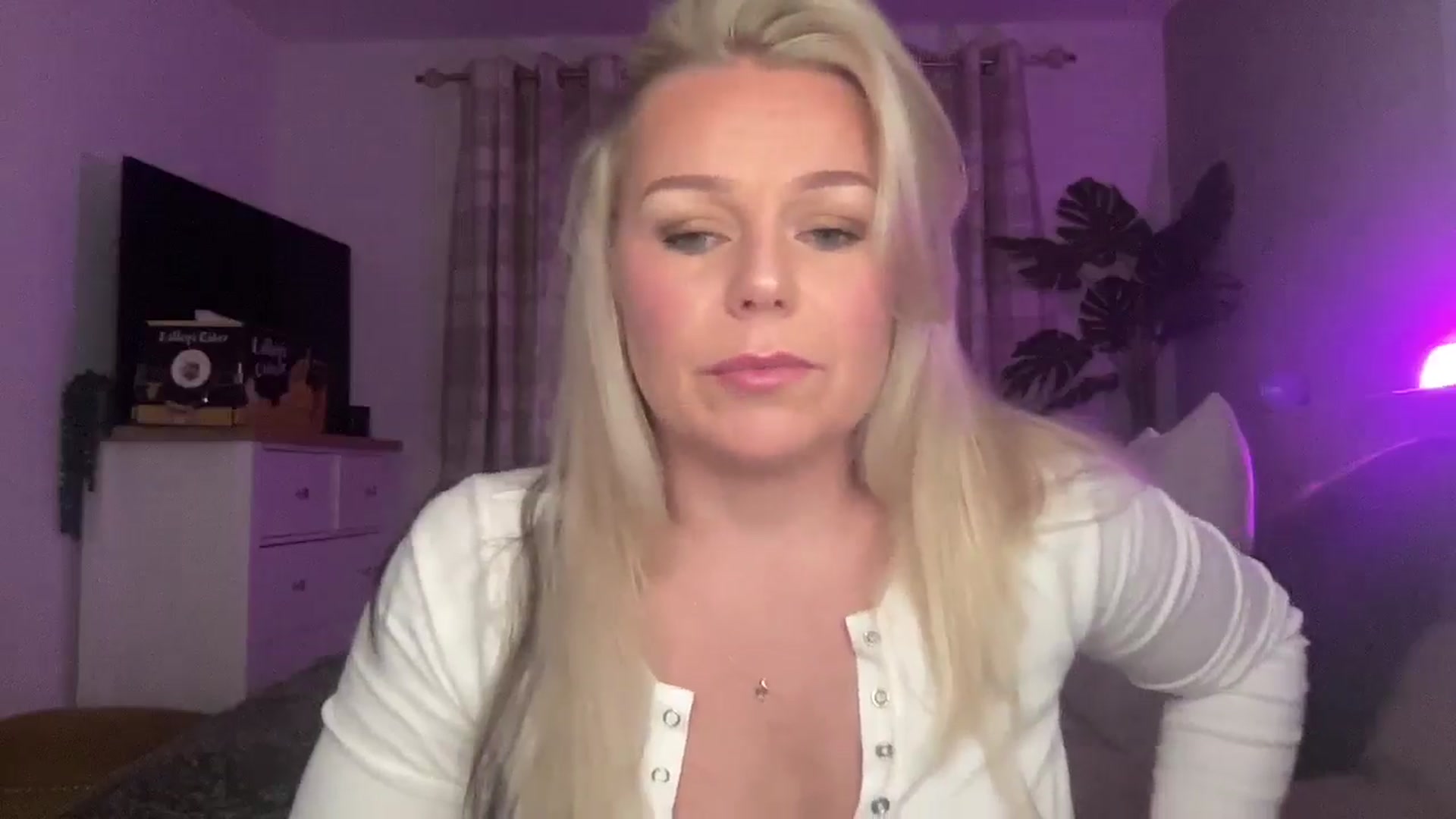 Gallery image thumbnail from Little_L's myfreecams stream on, 08/18/2024, 22:28 image 6 of 20