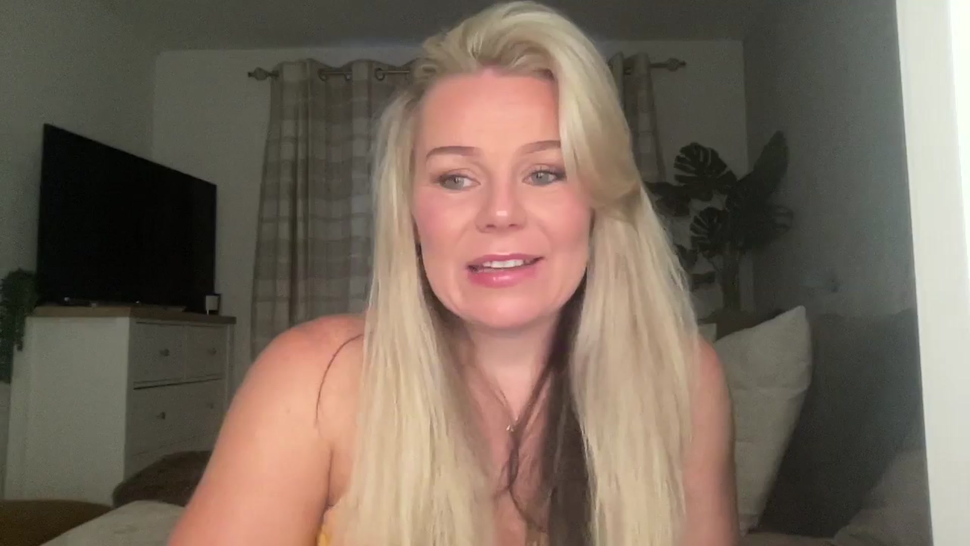 Gallery image thumbnail from Little_L's myfreecams stream on, 08/20/2024, 20:45 image 6 of 20