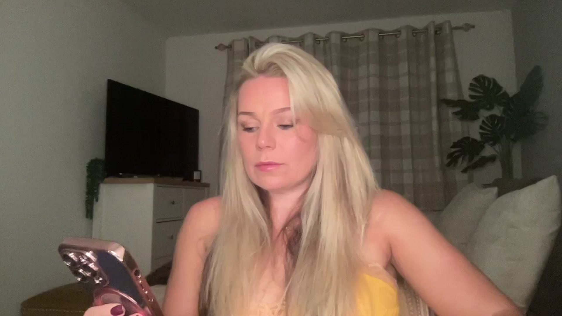 Gallery image thumbnail from Little_L's myfreecams stream on, 08/20/2024, 20:45 image 10 of 20