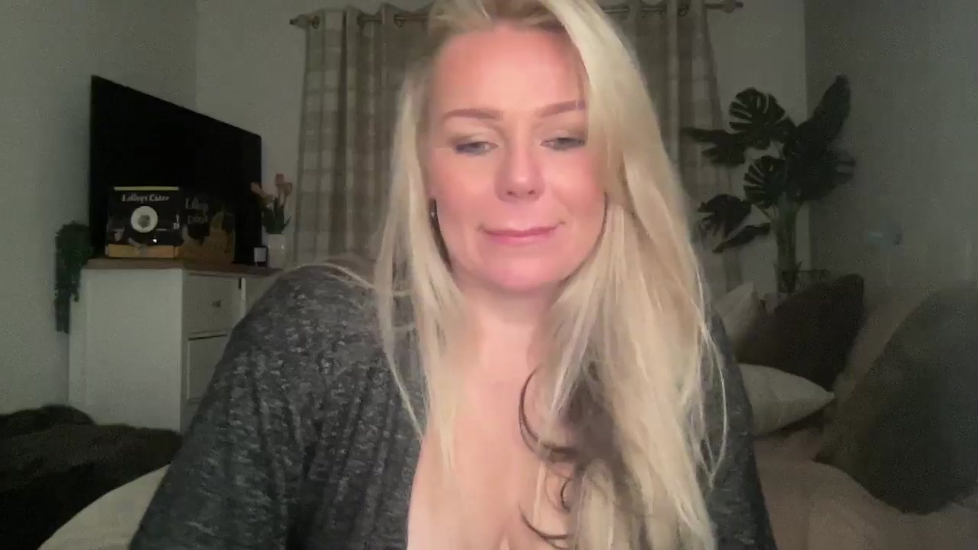 Gallery image thumbnail from Little_L's myfreecams stream on, 08/23/2024, 24:05 image 11 of 20