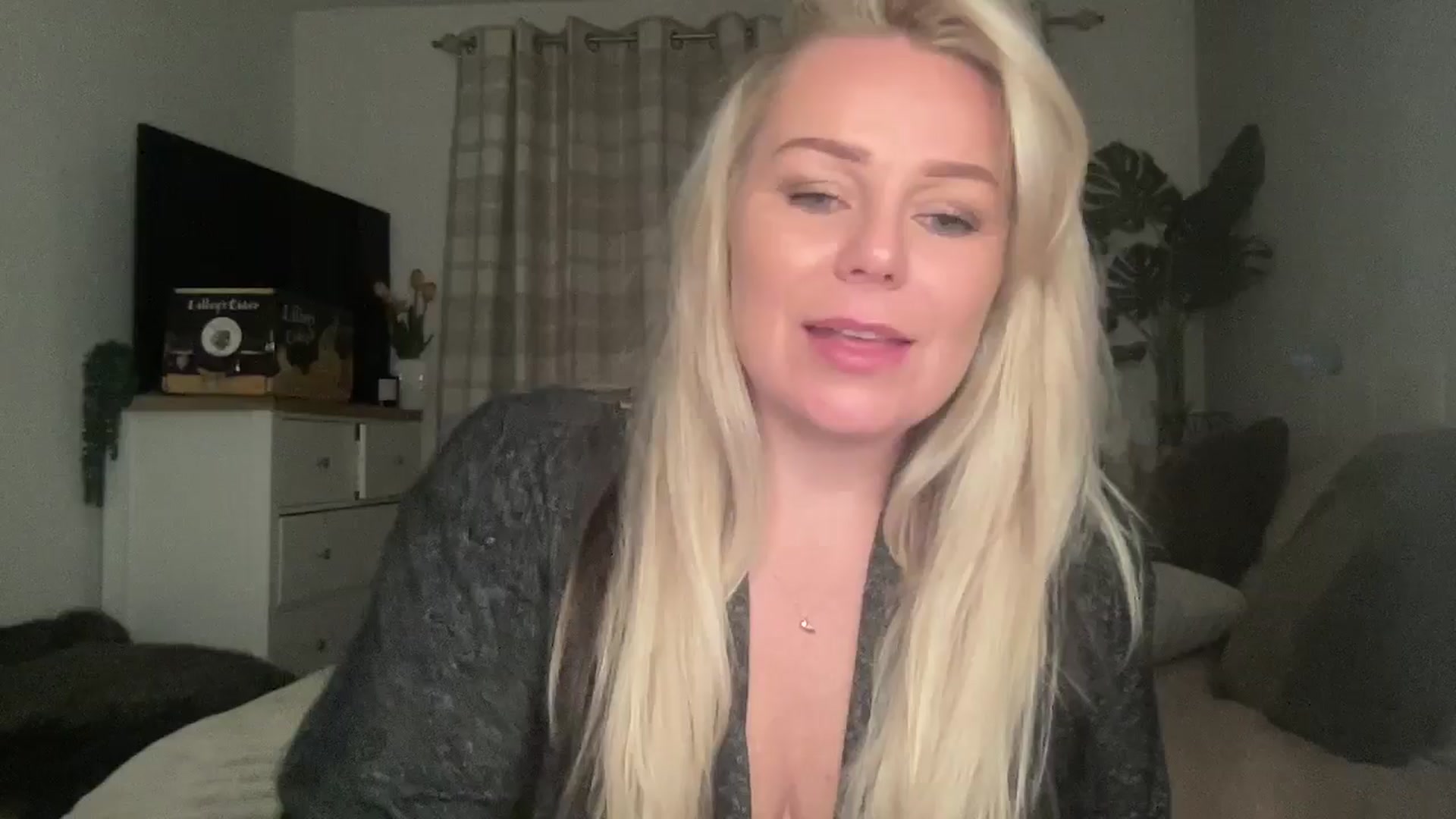 Gallery image thumbnail from Little_L's myfreecams stream on, 08/23/2024, 24:05 image 1 of 20