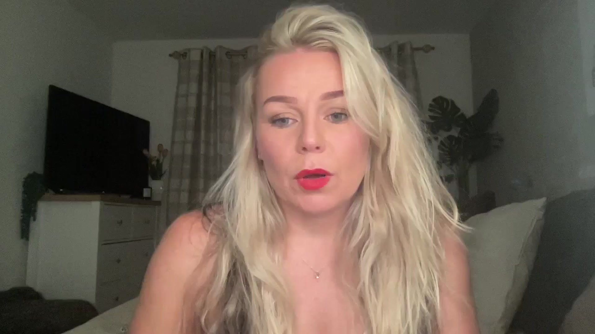 Gallery image thumbnail from Little_L's myfreecams stream on, 08/24/2024, 19:51 image 8 of 20