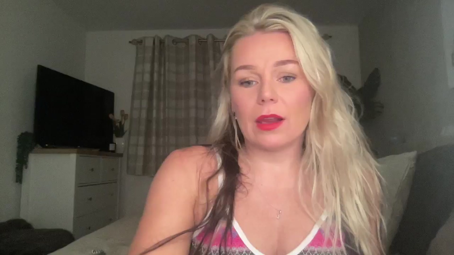 Gallery image thumbnail from Little_L's myfreecams stream on, 08/24/2024, 19:51 image 10 of 20