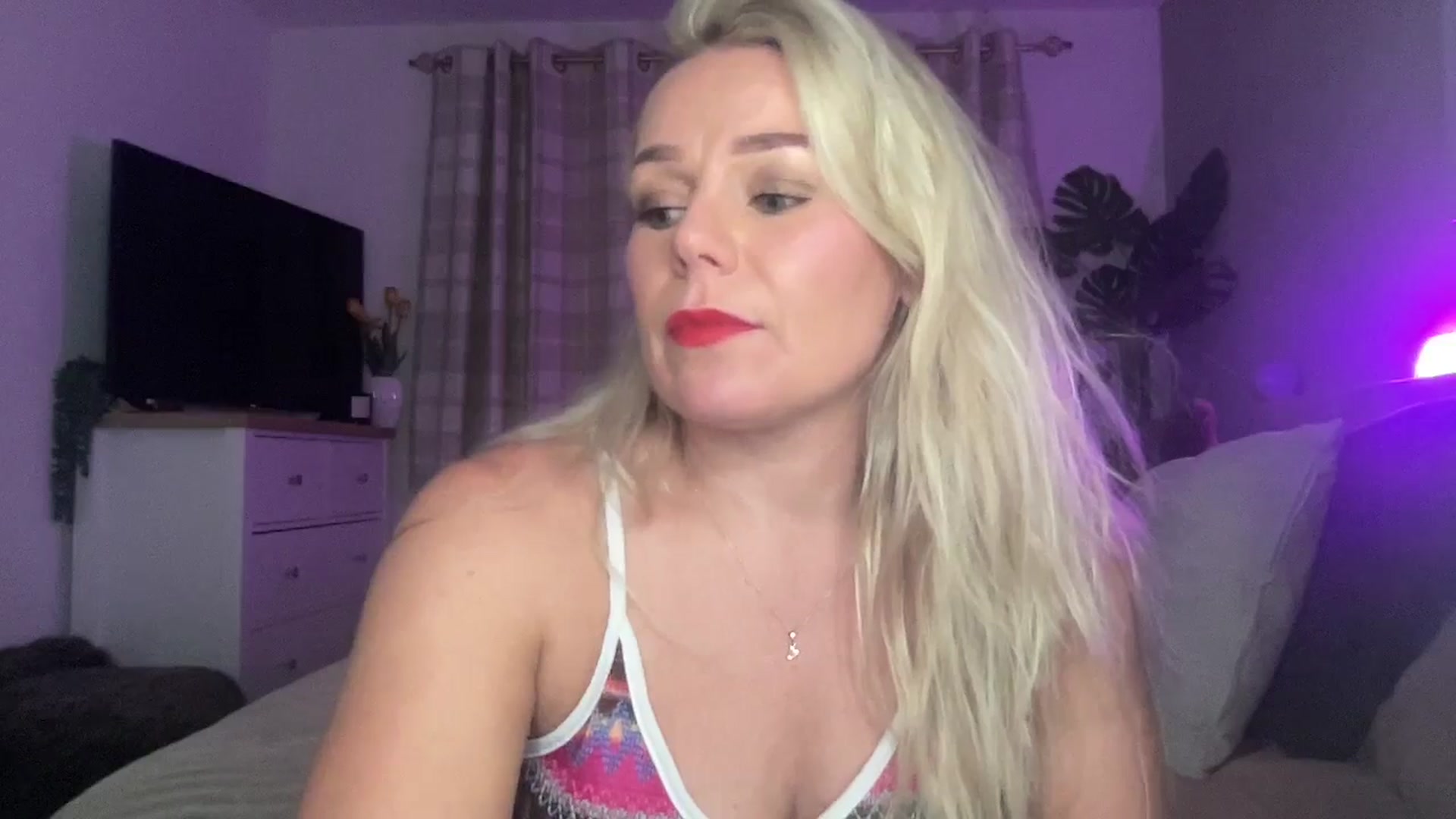 Gallery image thumbnail from Little_L's myfreecams stream on, 08/24/2024, 21:16 image 8 of 20