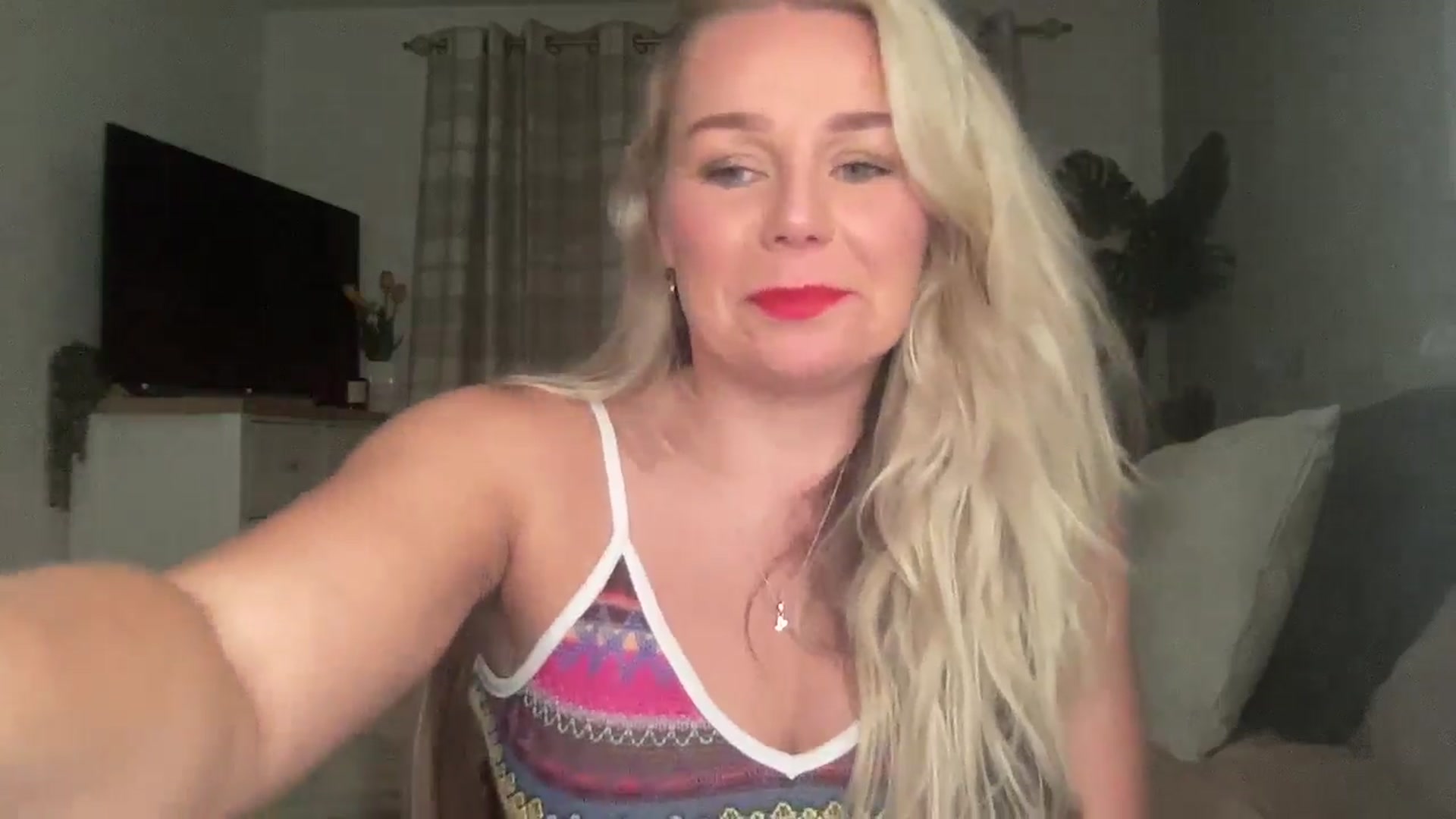 Gallery image thumbnail from Little_L's myfreecams stream on, 08/24/2024, 21:16 image 2 of 20