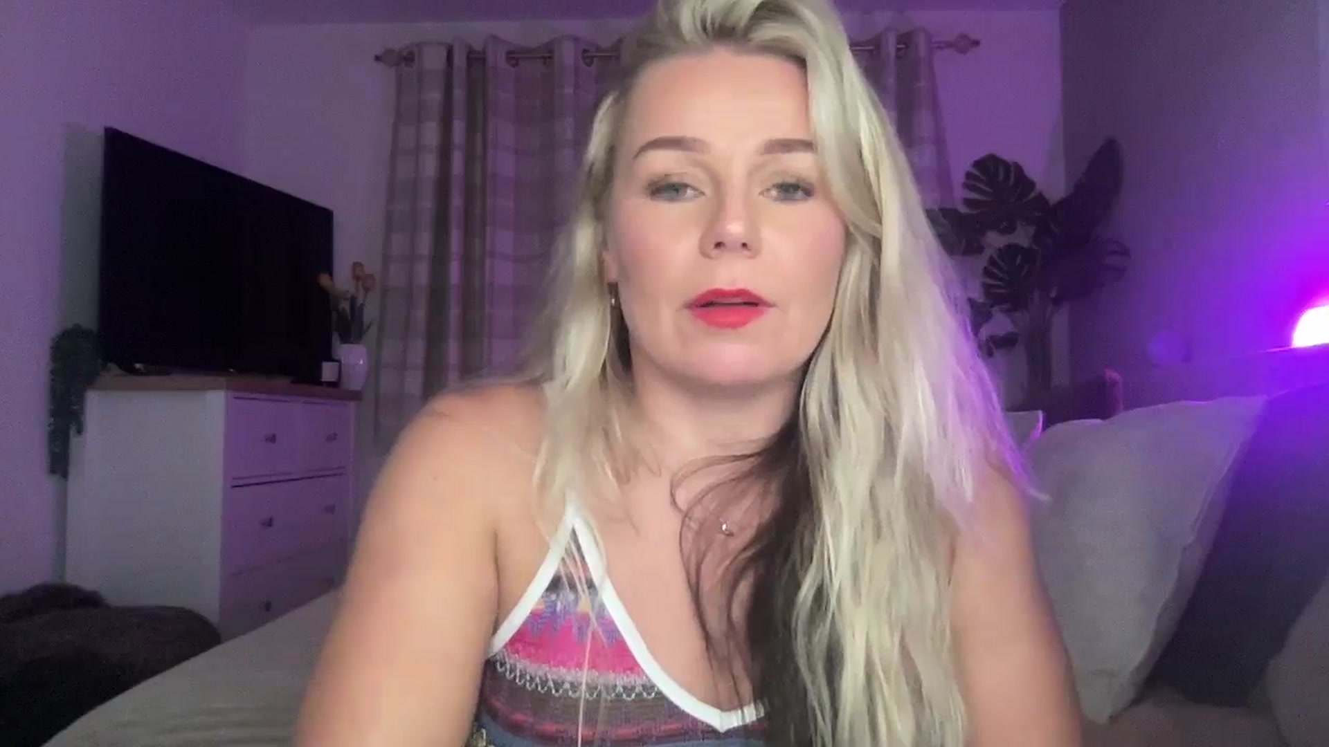 Gallery image thumbnail from Little_L's myfreecams stream on, 08/24/2024, 21:16 image 18 of 20