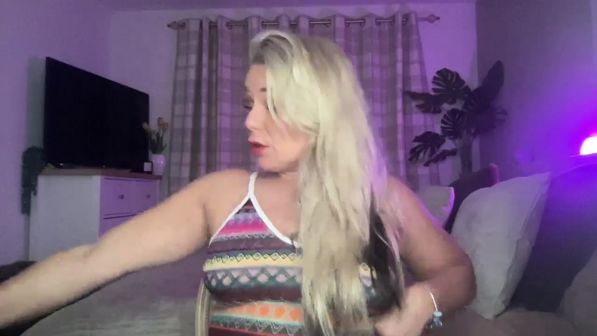 Gallery image thumbnail from Little_L's myfreecams stream on, 08/24/2024, 21:16 image 10 of 20
