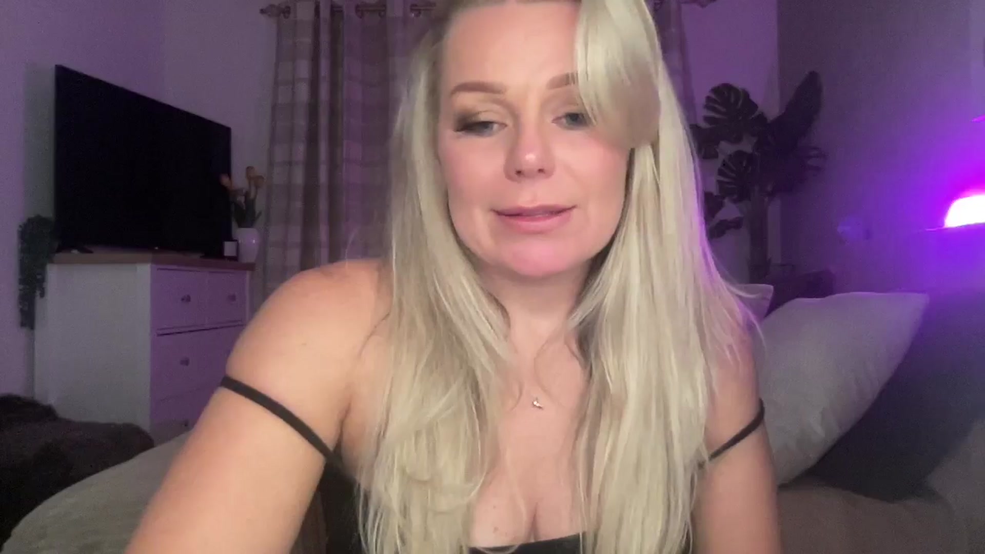 Gallery image thumbnail from Little_L's myfreecams stream on, 08/26/2024, 24:06 image 14 of 20