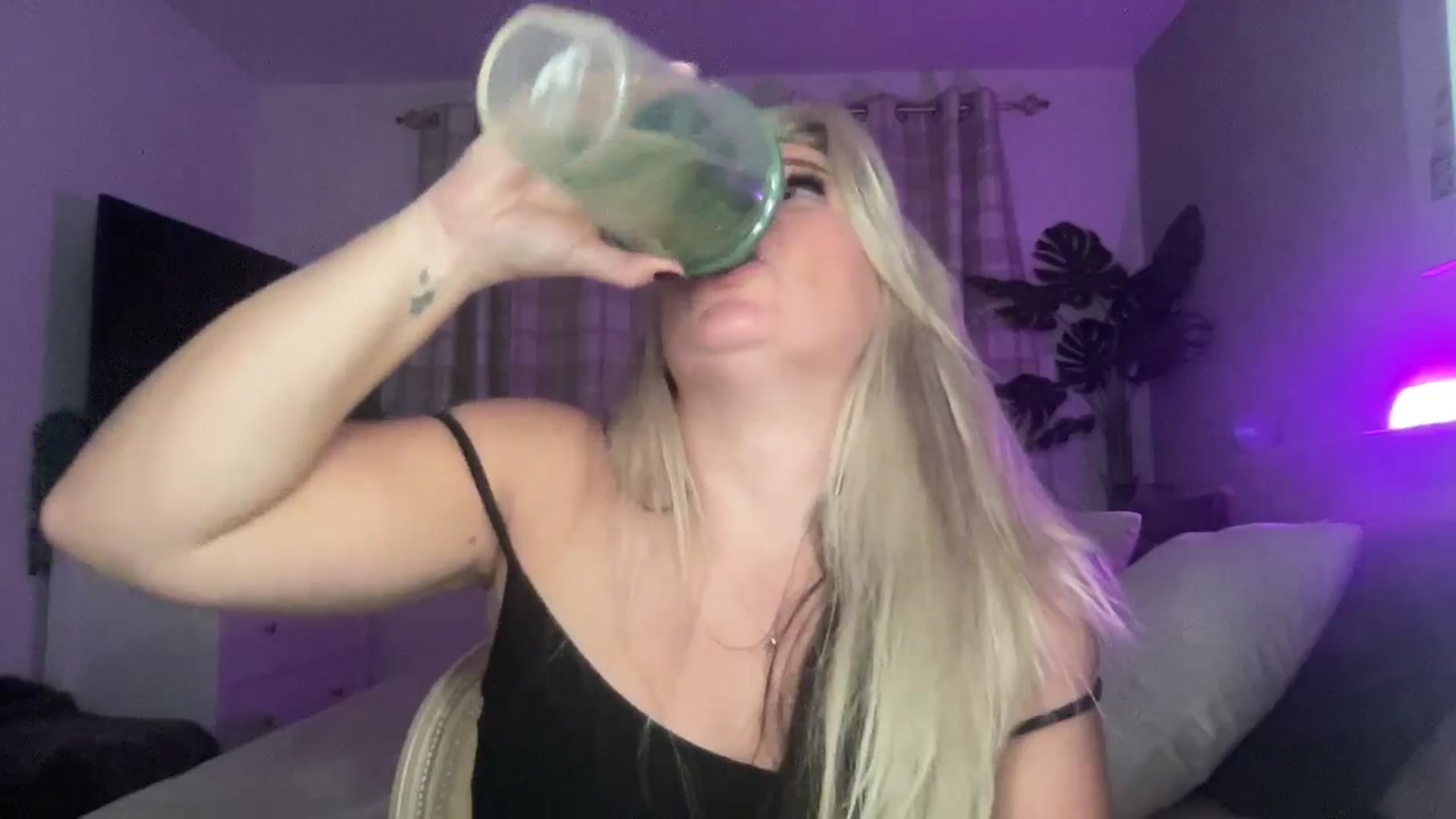 Gallery image thumbnail from Little_L's myfreecams stream on, 08/26/2024, 24:06 image 11 of 20