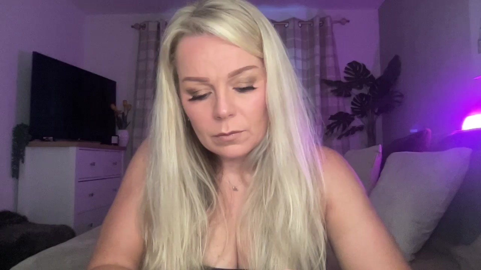 Gallery image thumbnail from Little_L's myfreecams stream on, 08/26/2024, 24:06 image 2 of 20