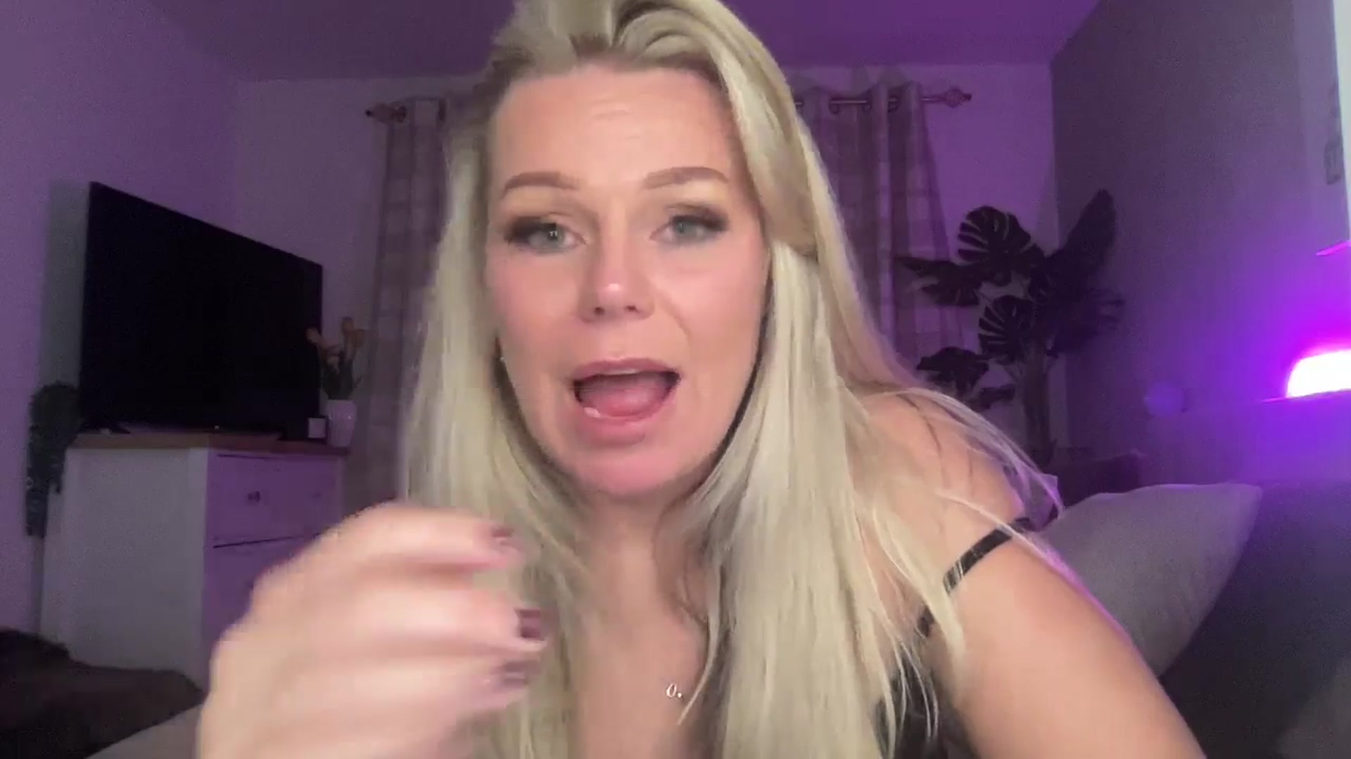 Gallery image thumbnail from Little_L's myfreecams stream on, 08/26/2024, 24:06 image 13 of 20